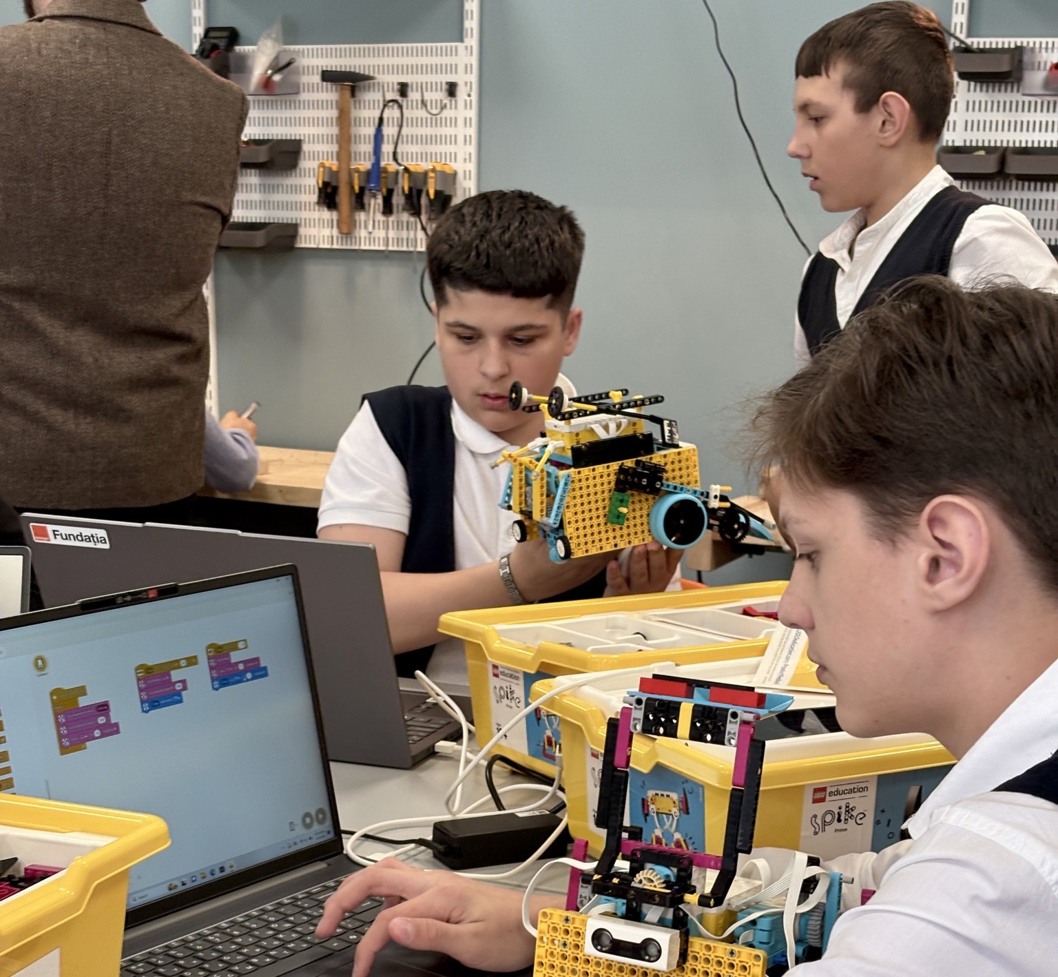 Tehnologii moderne pentru elevii Liceului „Alexei Mateevici” din Șoldănești: în instituție a fost inaugurat un laborator digital