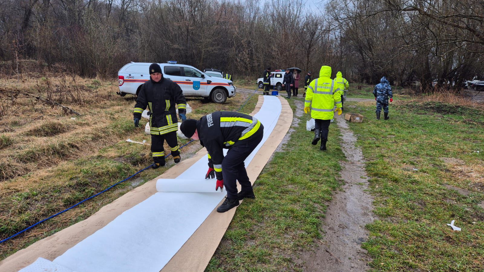 Autoritățile ridică starea de alertă pe Nistru, dar continuă curățarea malurilor de substanțele poluante depuse