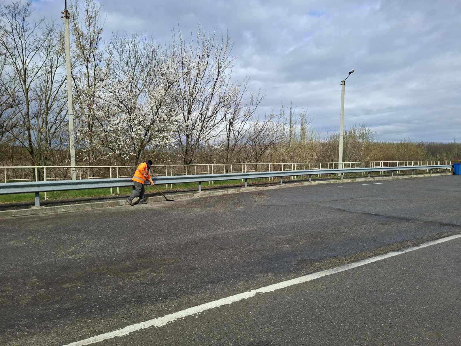 FOTO // Drumarii intervin pentru reînnoirea marcajelor rutiere, plombarea gropilor şi curățare pe mai multe drumuri naționale și regionale