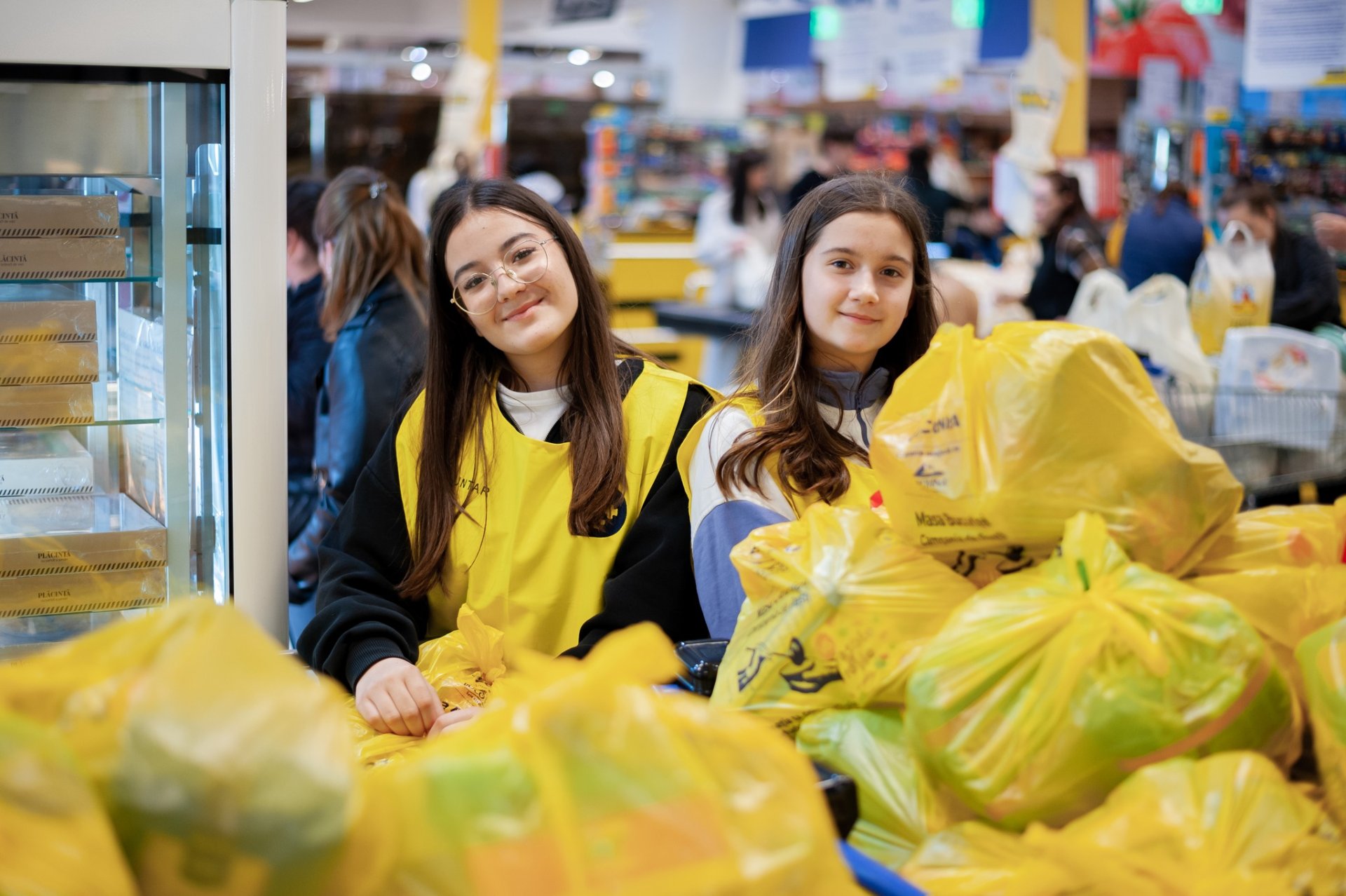 FOTO // Solidaritate fără precedent înainte de Paște: „Masa Bucuriei” adună aproape 100 de tone de produse într-o singură zi, care vor fi transformate în prânzuri calde pentru nevoiași