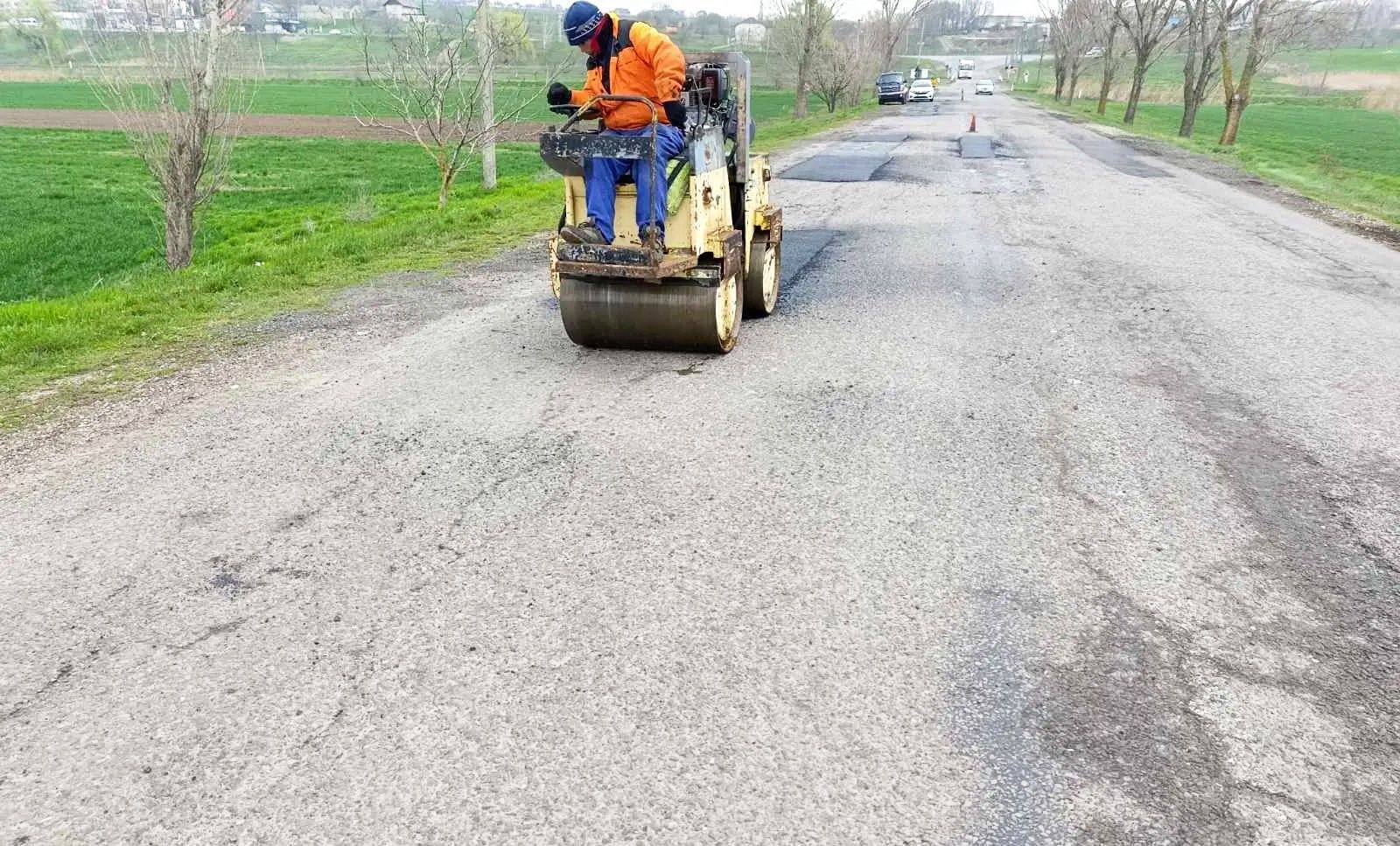 FOTO // Drumarii intervin cu lucrări de întreținere și plombare pe traseele naționale