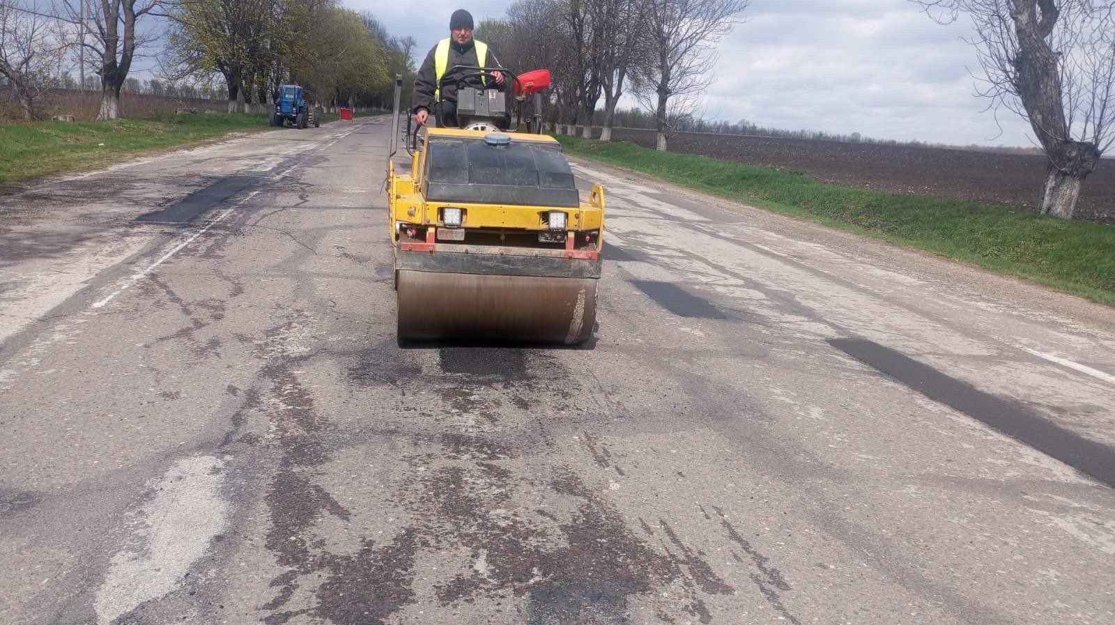 FOTO // Echipele de drumari acționează pe mai multe tronsoane din țară pentru plombarea și repararea carosabilului