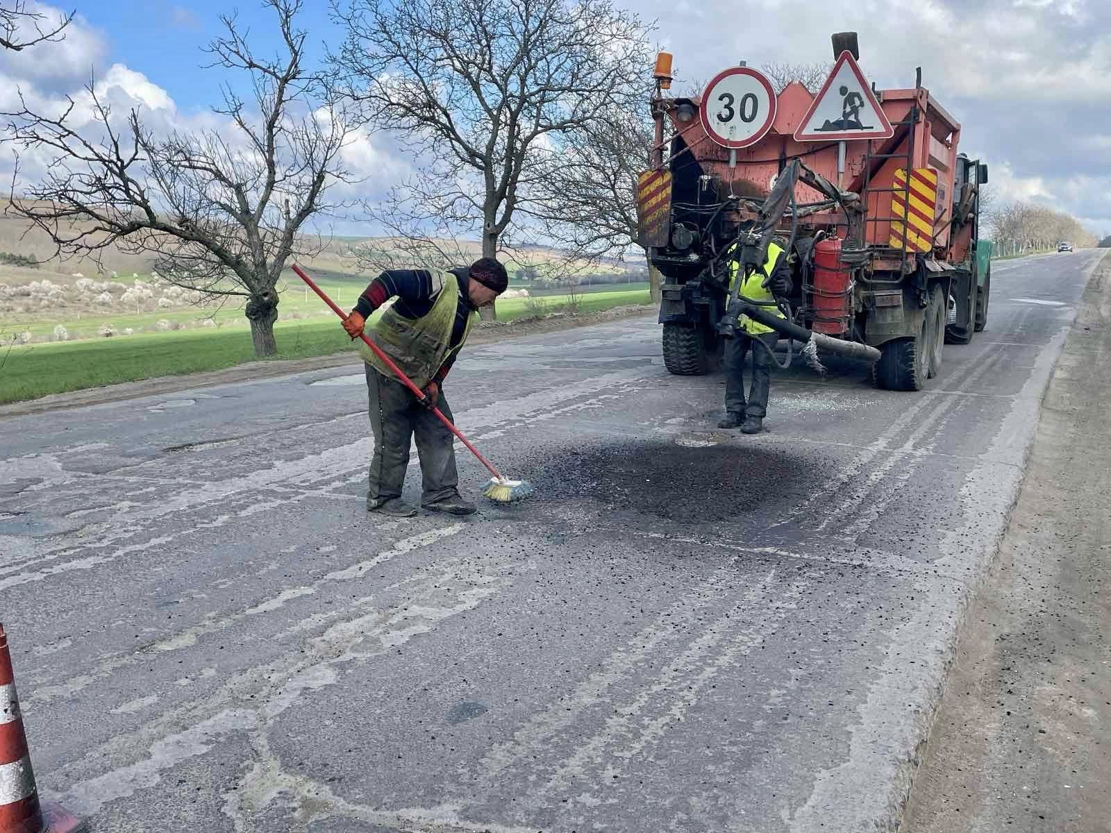 FOTO // Drumarii intervin pe mai multe artere naționale pentru plombarea gropilor și vopsirea marcajelor pietonale