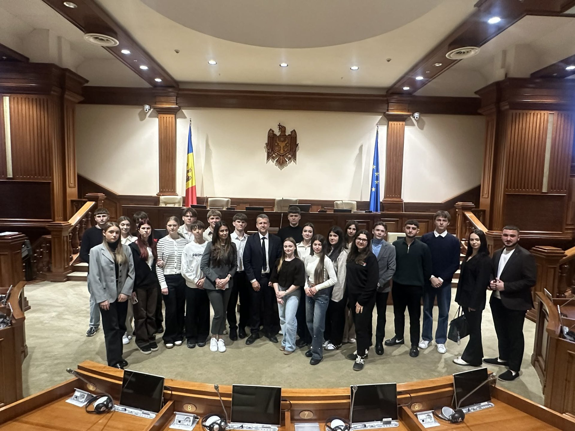 FOTO // Ușile Parlamentului, deschise pentru vizitatori: detalii din culisele activității deputaților, descoperite de elevi și studenți