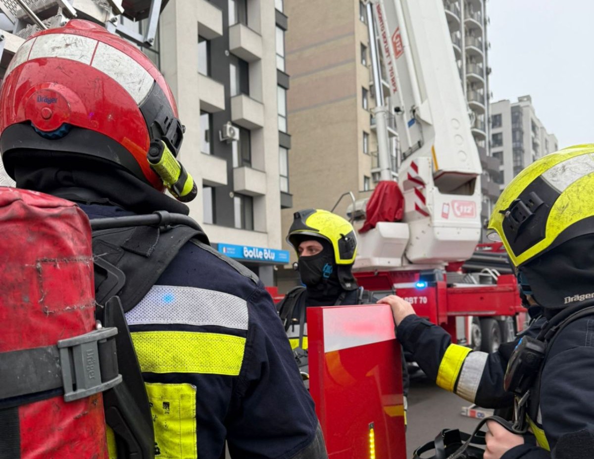 Incendiu într-un apartament din capitală. O femeie a fost salvată de pompieri