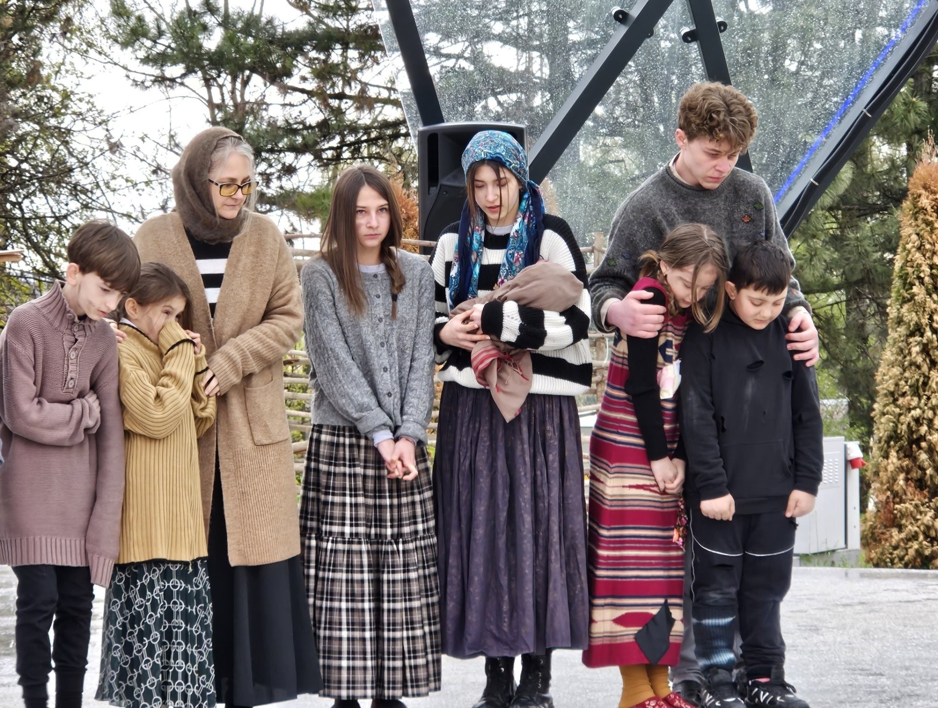 FOTO // Spectacol emoționant în memoria victimelor foametei din 1946-1947. Actorii trupei „TeatrUngheni” au redat pe scenă istoria tragică a poporului nostru