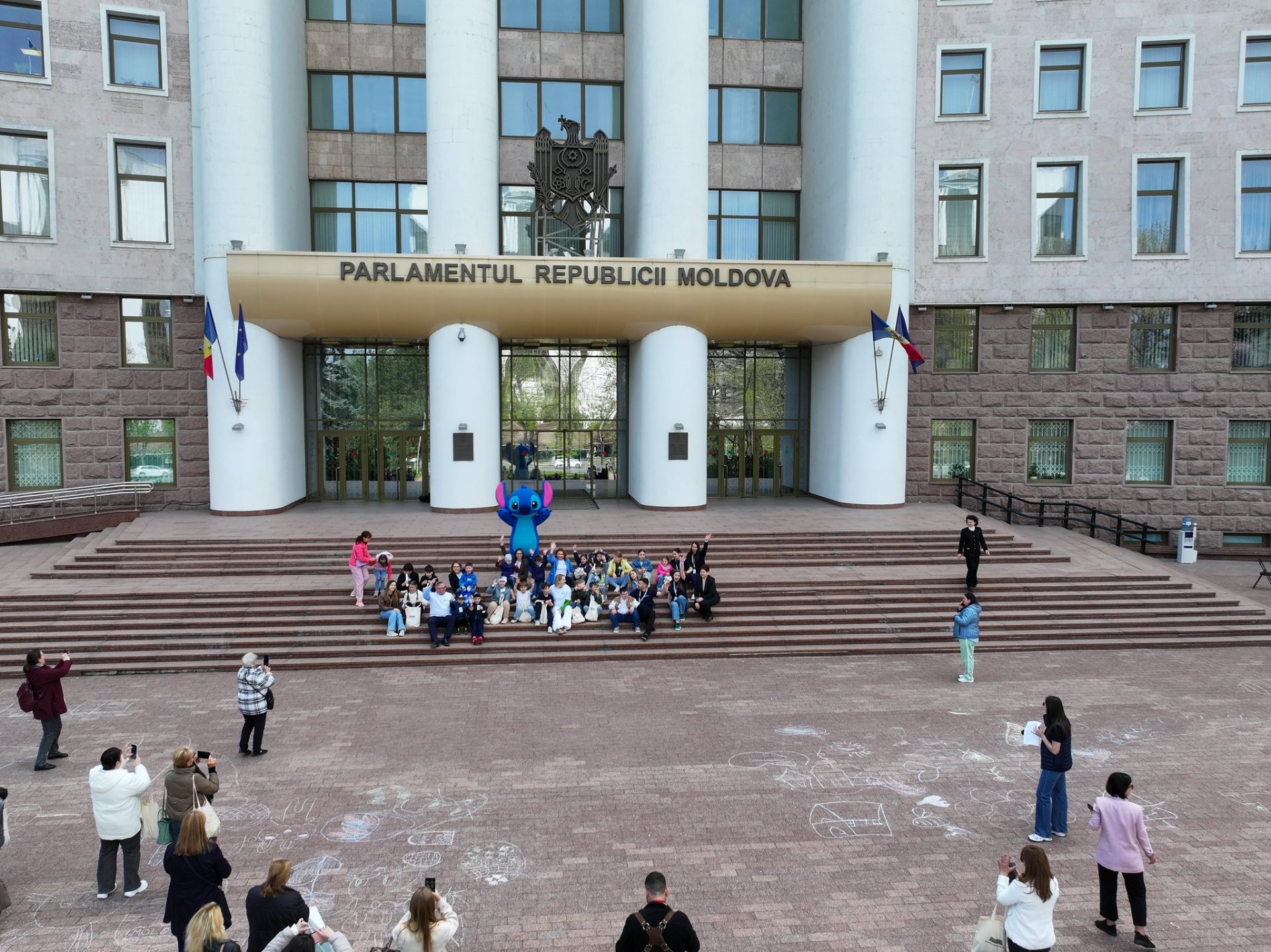 FOTO, VIDEO // Tradiții și incluziune socială. Zeci de copii, alături de deputați și studenți, au participat la o vânătoare de ouă în scuarul Parlamentului
