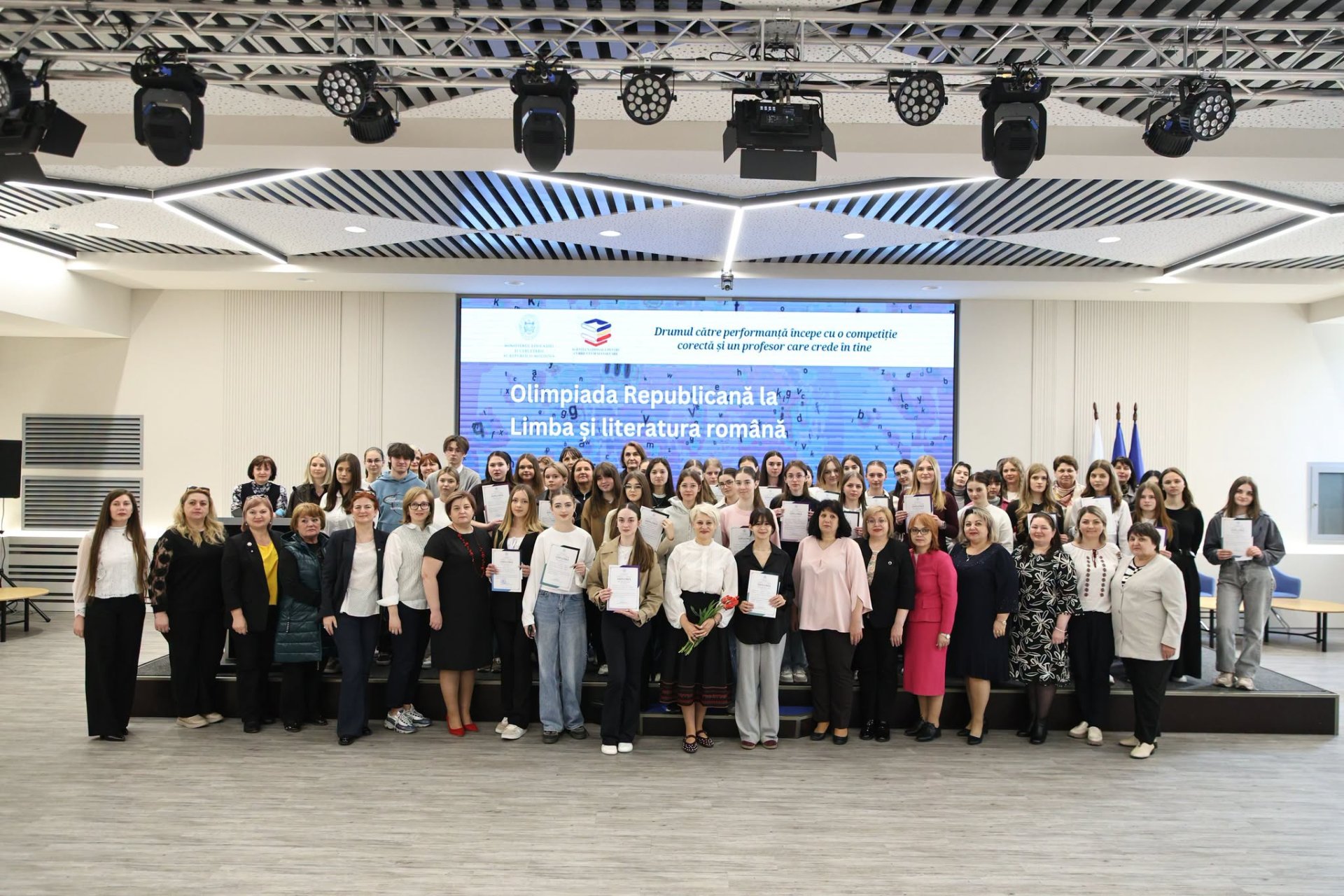 FOTO // Învingătorii Olimpiadei Republicane la Limba și literatura română au fost premiați în cadrul unei ceremonii festive