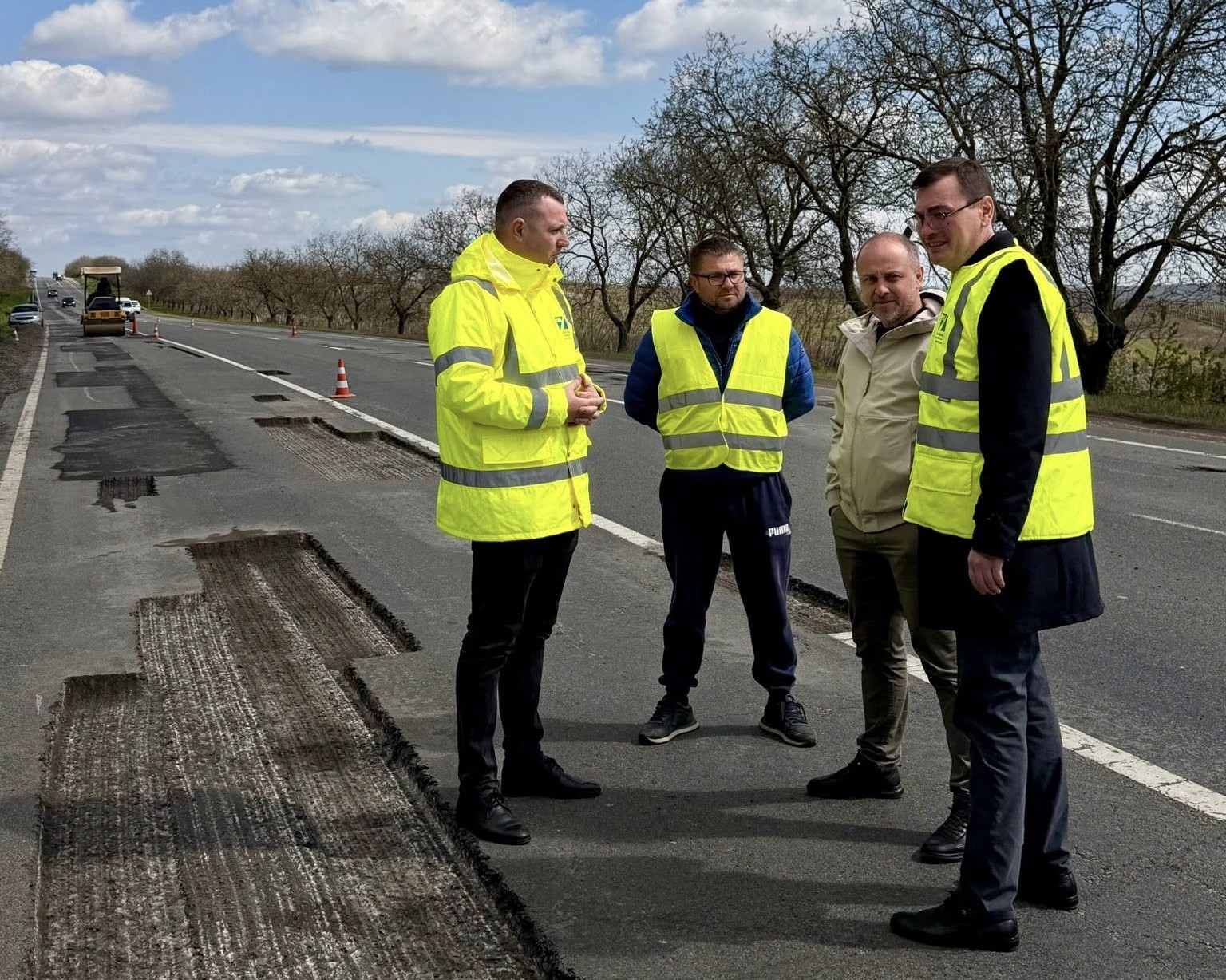 FOTO // Conducerea Administrației Drumurilor monitorizează calitatea lucrărilor de plombare pe traseul Chișinău–Hâncești