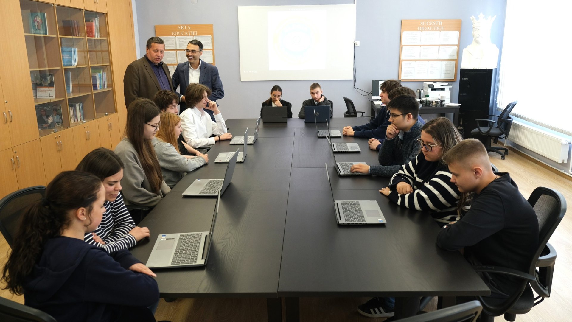 FOTO // Echipamente digitale moderne pentru elevii și profesorii Liceul sportiv „Gloria” din Chișinău