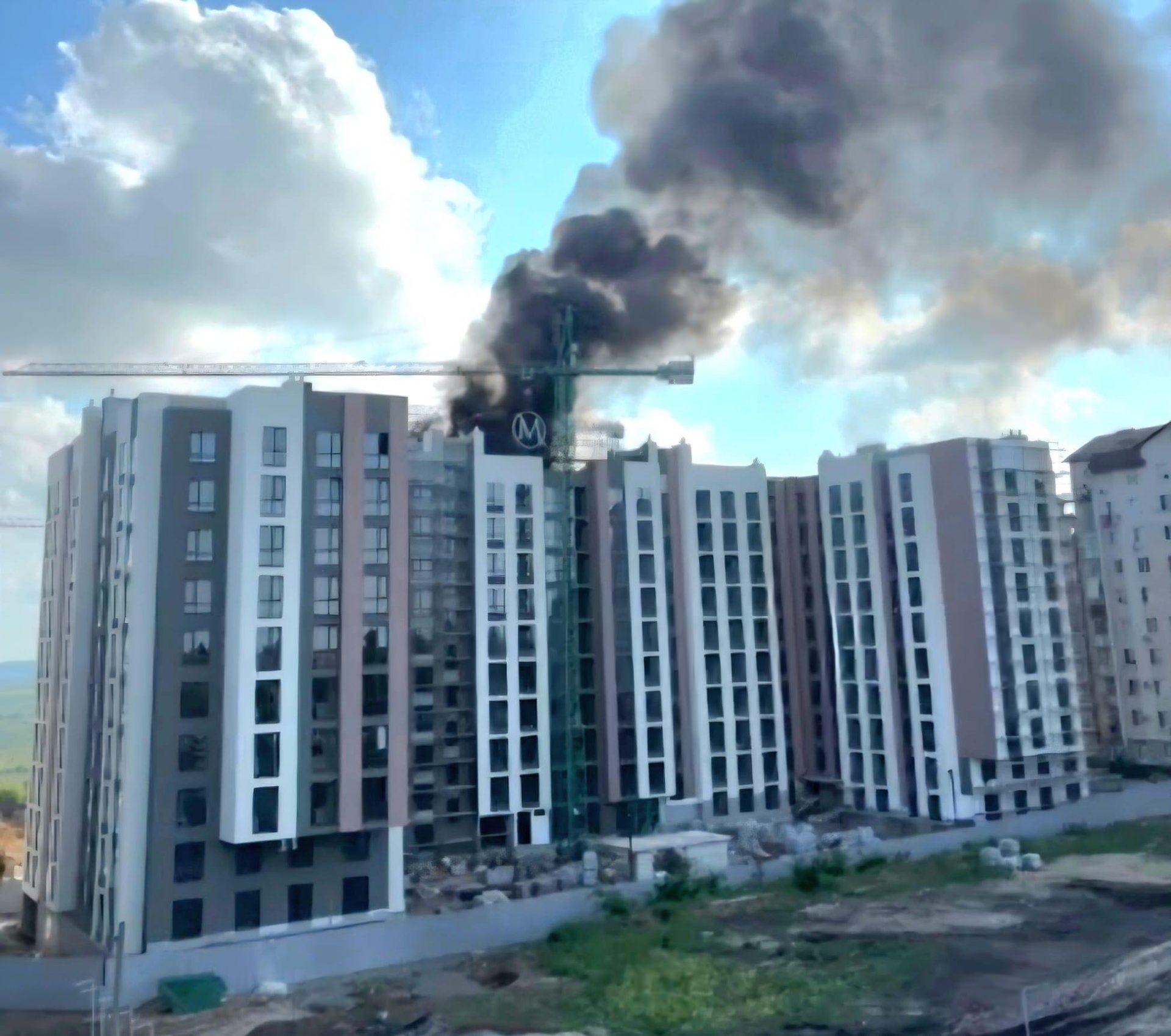 Explozie la Durlești: patru echipaje de salvatori au intervenit la un bloc aflat în construcție