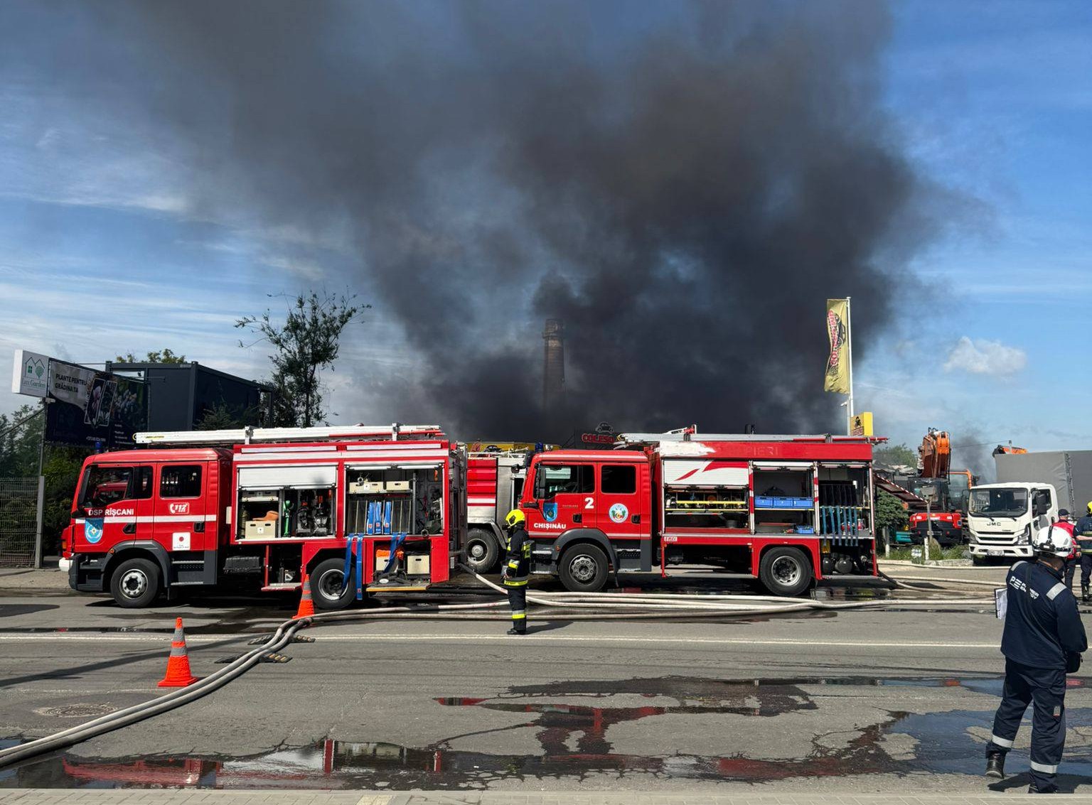 FOTO // Pompierii continuă intervenția pentru lichidarea incendiului la un depozit din capitală