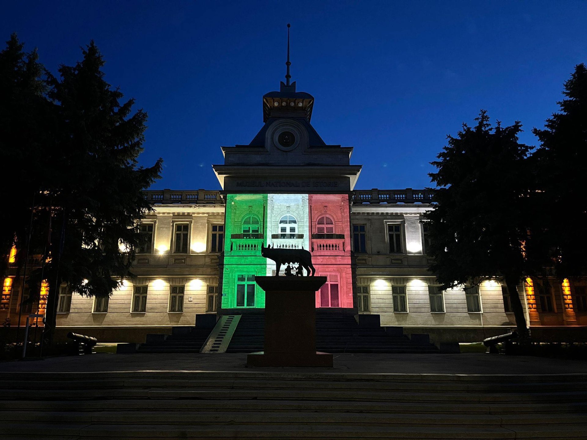 La mulți ani, Italia! Drapelul italian, proiectat pe Muzeul Național de Istorie
