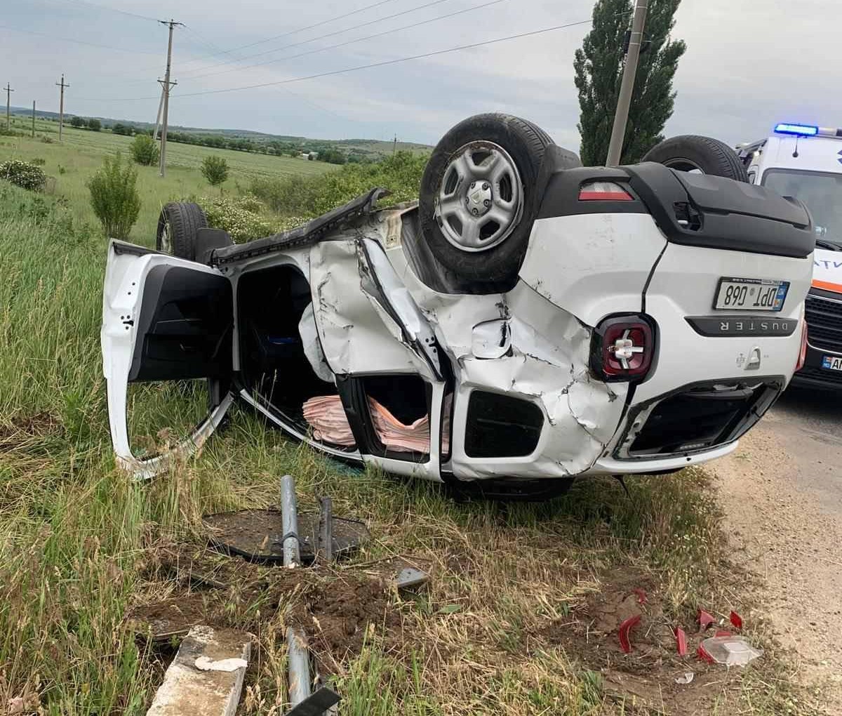 Un tren marfar a lovit un automobil la o trecere de cale ferată