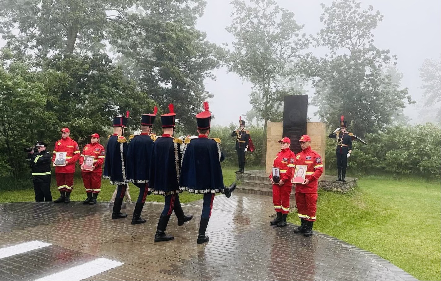 Victimele accidentului aviatic SMURD din 2016, comemorate la Haragâș. Premierul Alexandru Munteanu: „Sacrificiul lor rămâne un simbol al curajului și solidarității dintre oameni”