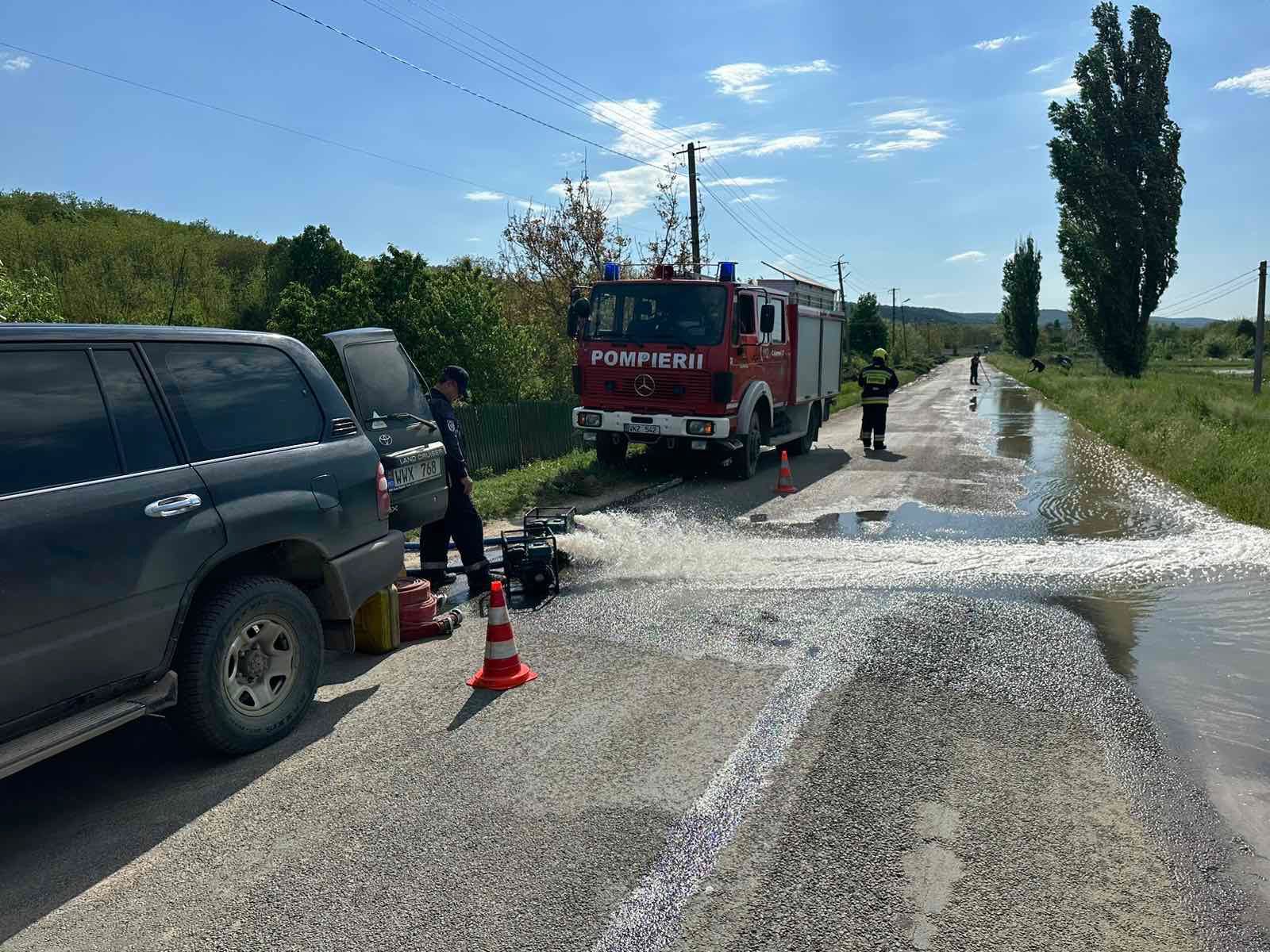 Ploile abundente au provocat inundații și drumuri blocate în mai multe raioane. Salvatorii au intervenit în 15 situații de urgență