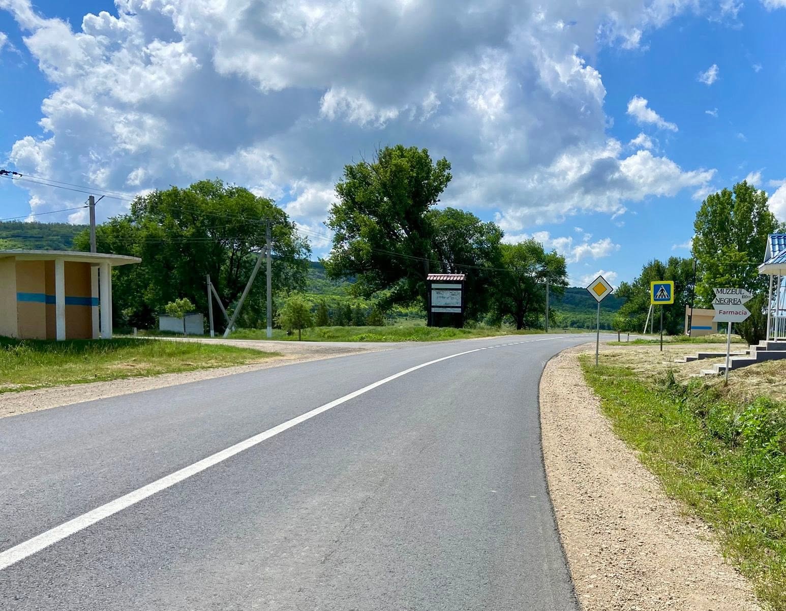 FOTO // Circulație mai sigură pe trei drumuri regionale din raionul Hîncești