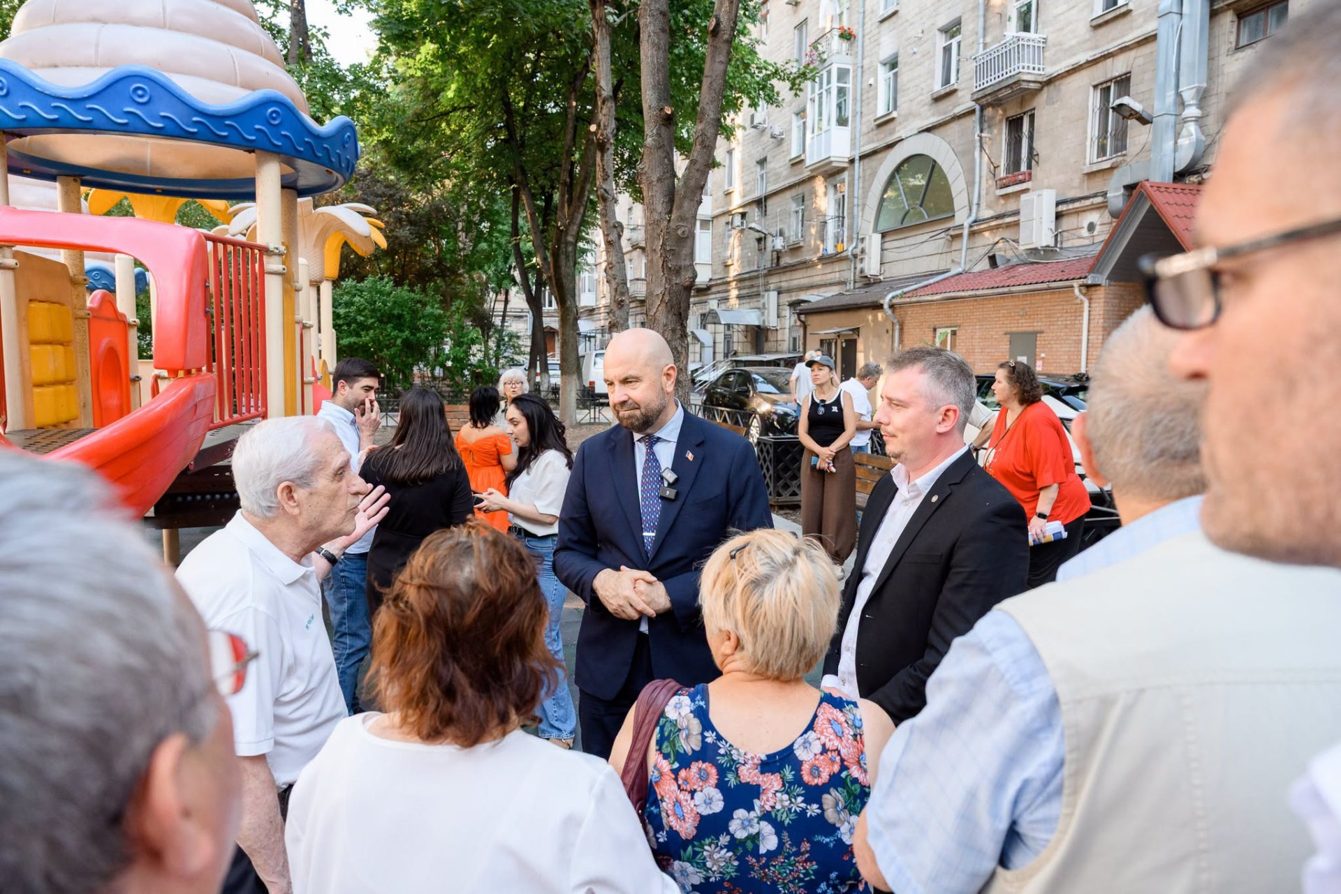 FOTO // Alte două curți de bloc din capitală, modernizate prin Programul „Curtea Europeană”