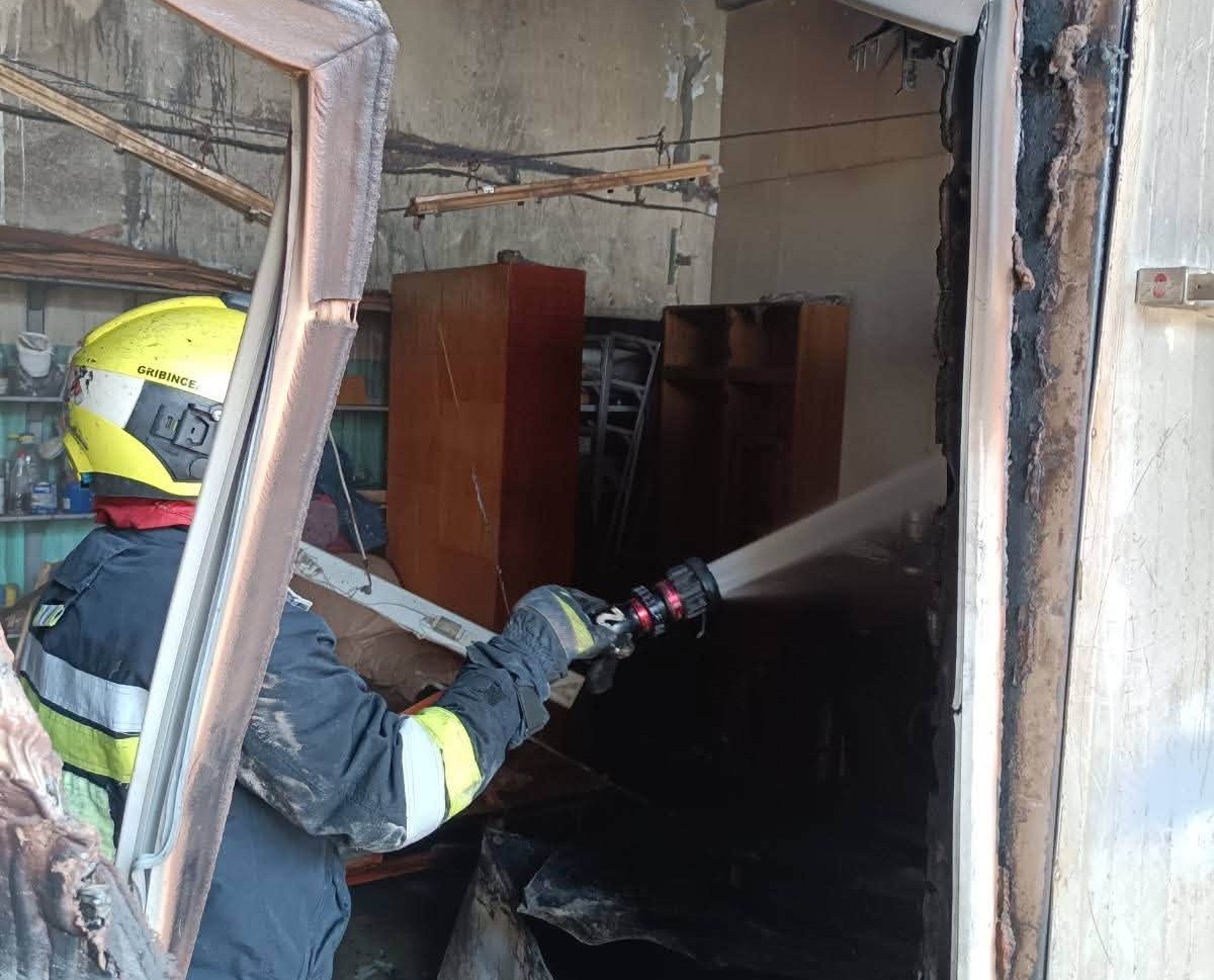 Incendiu într-un atelier de restaurare a ușilor din Chișinău. Un muncitor a fost transportat la spital
