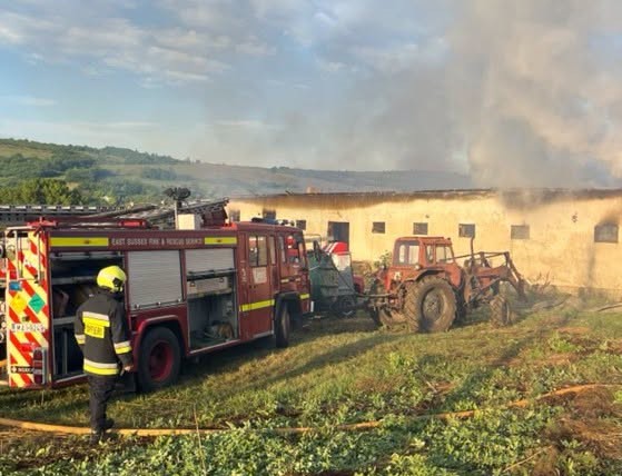 Șapte echipe de pompieri au intervenit pentru a stinge un depozit din Sângerei