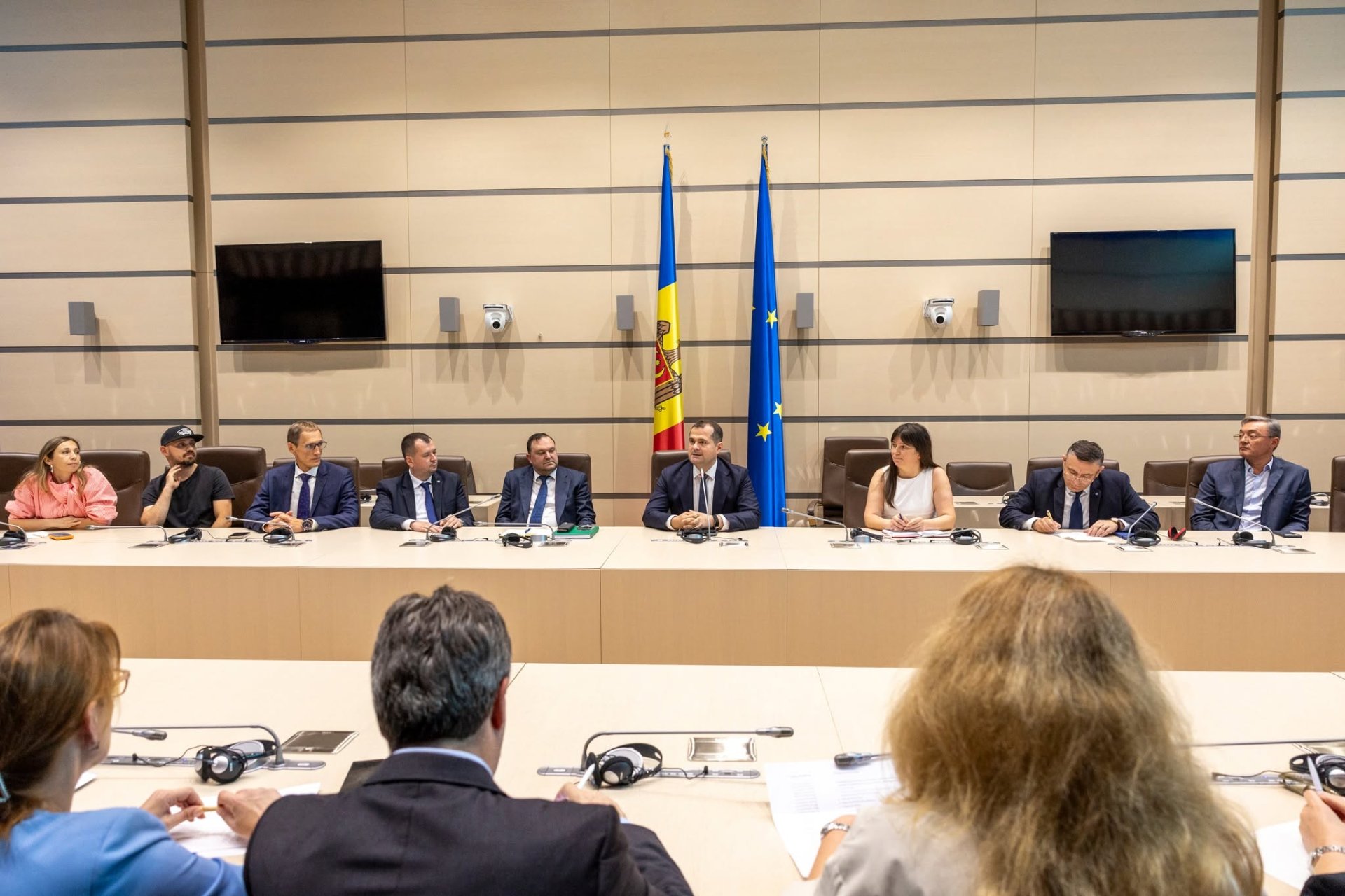FOTO // Vasile Tofan a desfășurat primele consultări cu reprezentanții mediului de afaceri: „Doar o economie care crește poate finanța școli, spitale, drumuri și servicii publice mai bune”