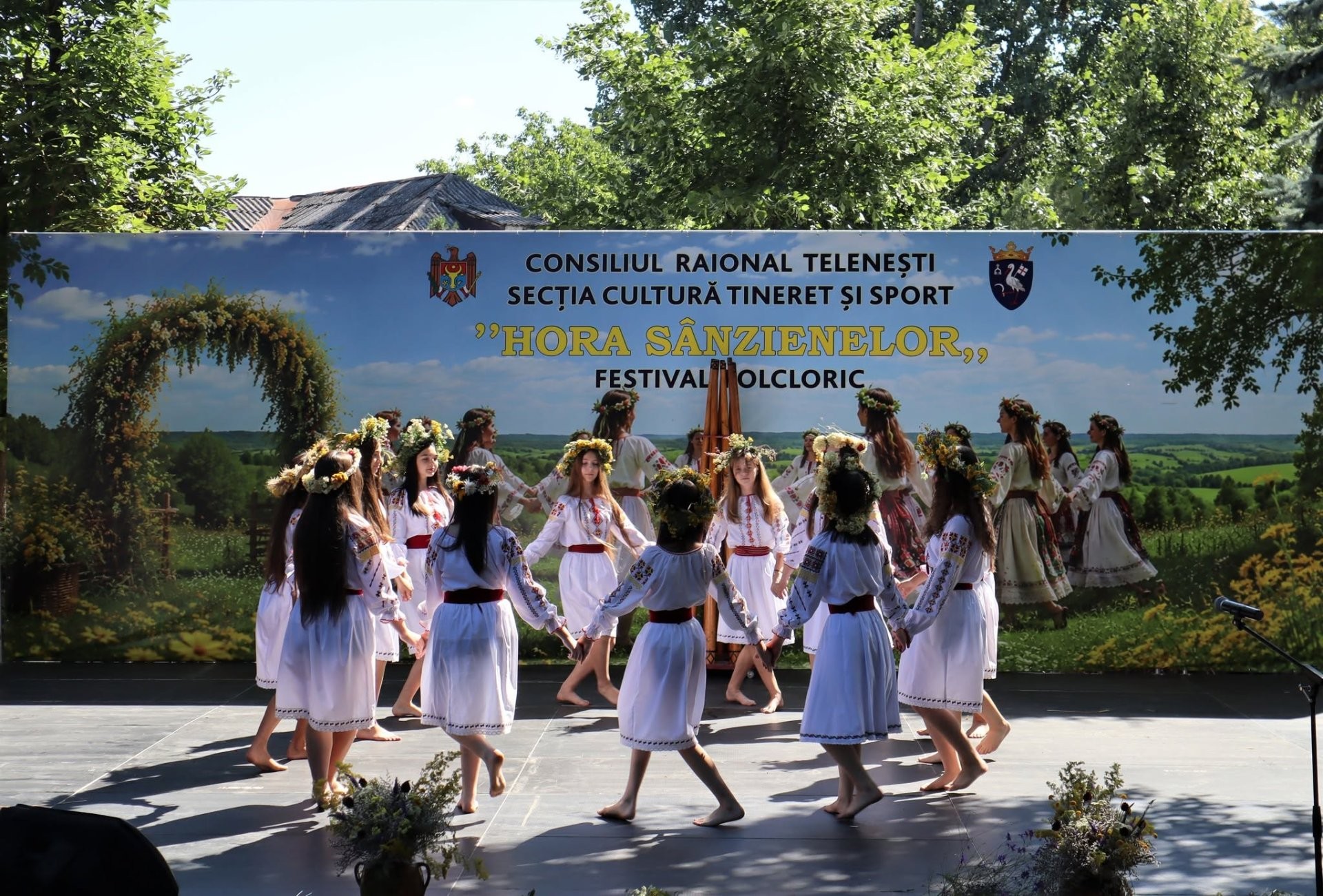 FOTO // Tradițiile și obiceiurile de vară au prins viață la Telenești, în cadrul Festivalului „Hora Sânzienelor”