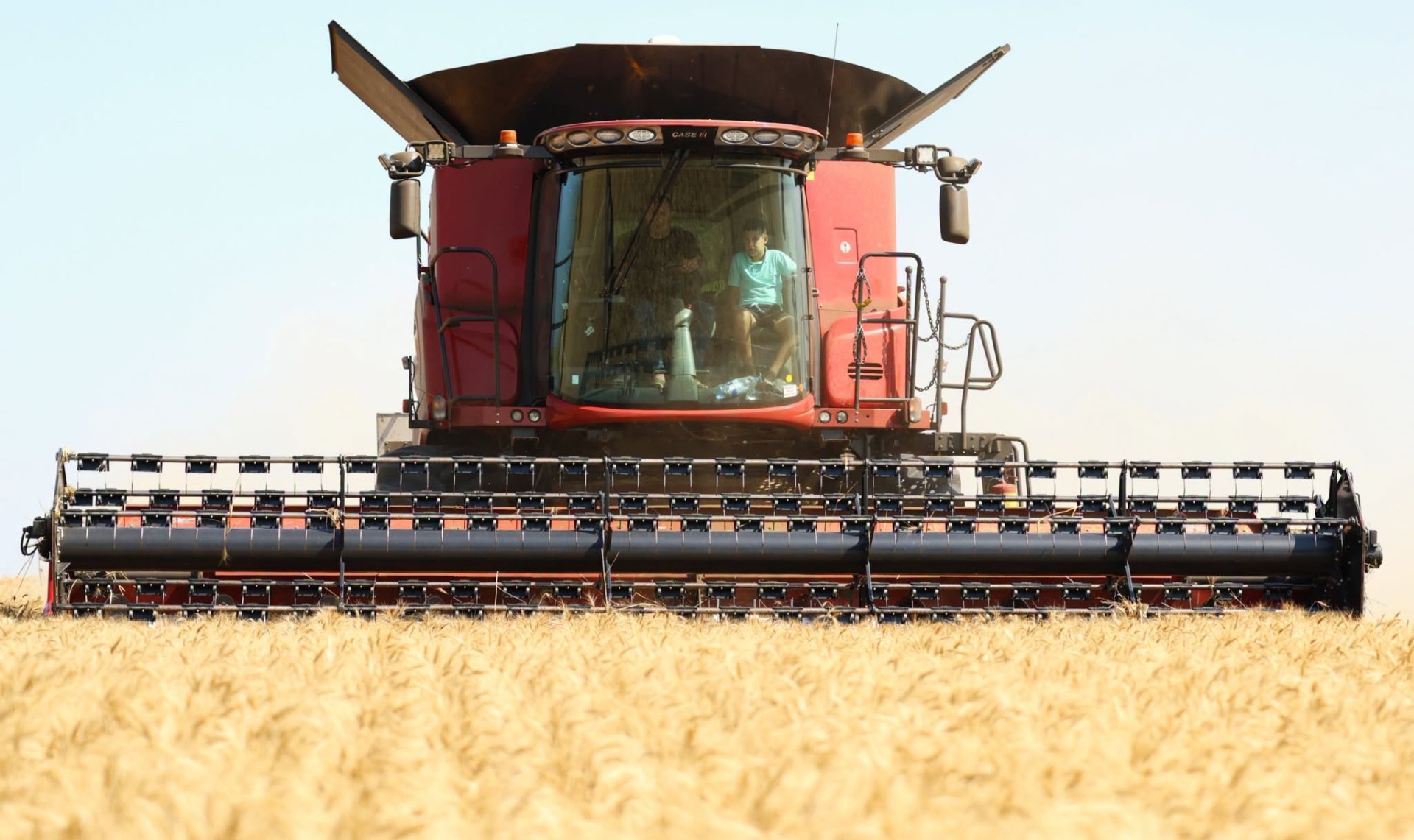 FOTO // Salvatorii avertizează agricultorii asupra riscului de incendii în timpul recoltării cerealelor