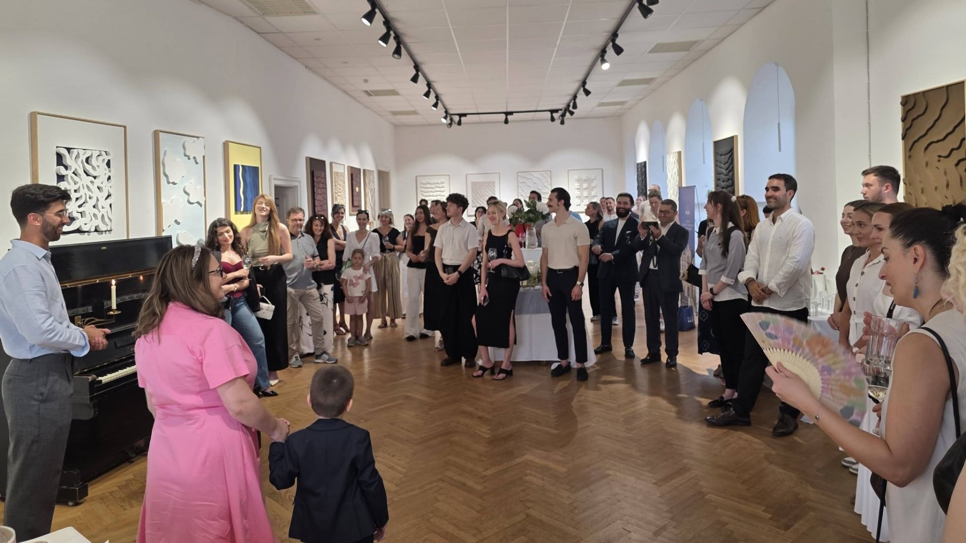 FOTO // Tânărul artist moldovean Artur Dulghier și-a inaugurat prima expoziție personală la Viena