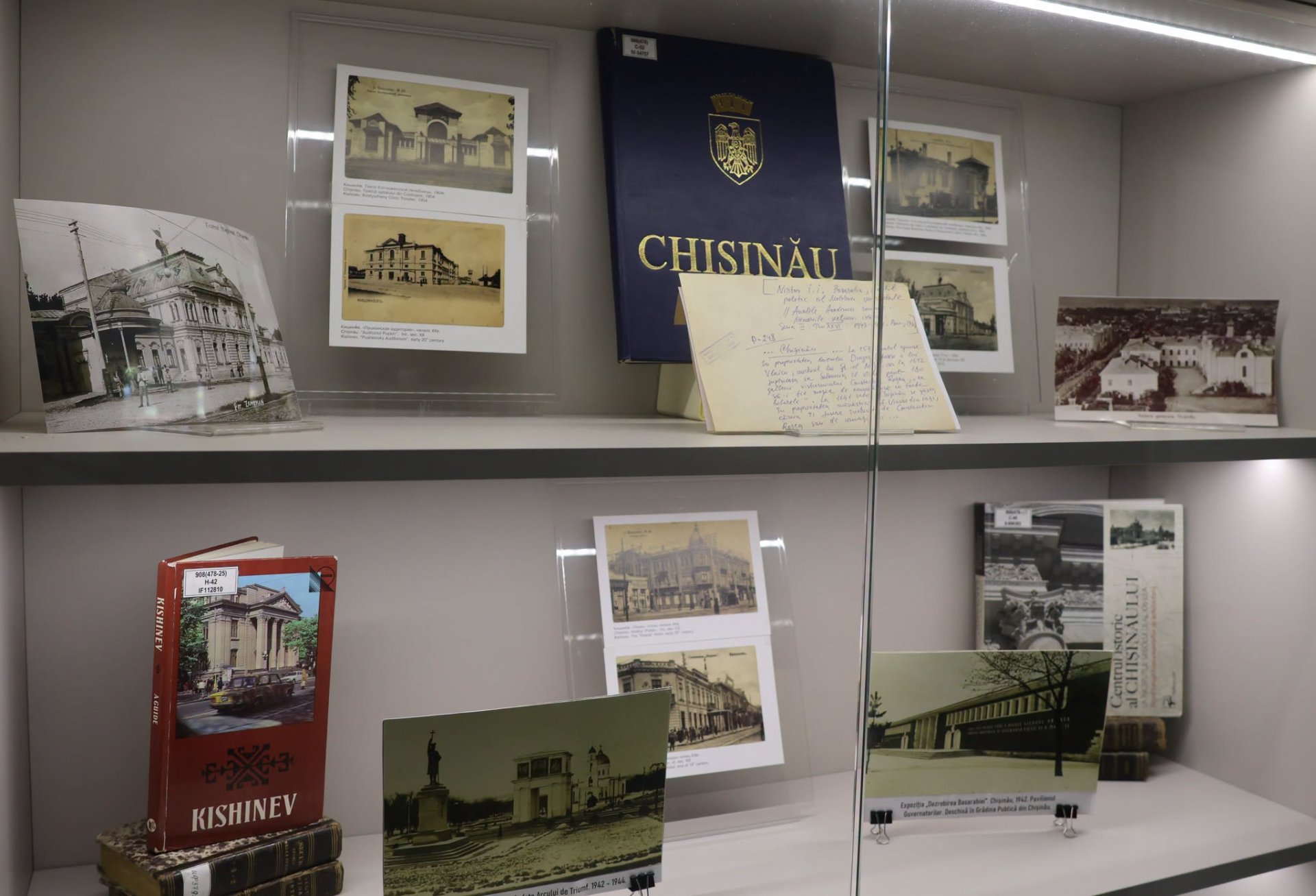 FOTO // Chișinăul de ieri și de azi, prezentat într-o expoziție de documente și cărți poștale la Biblioteca Națională