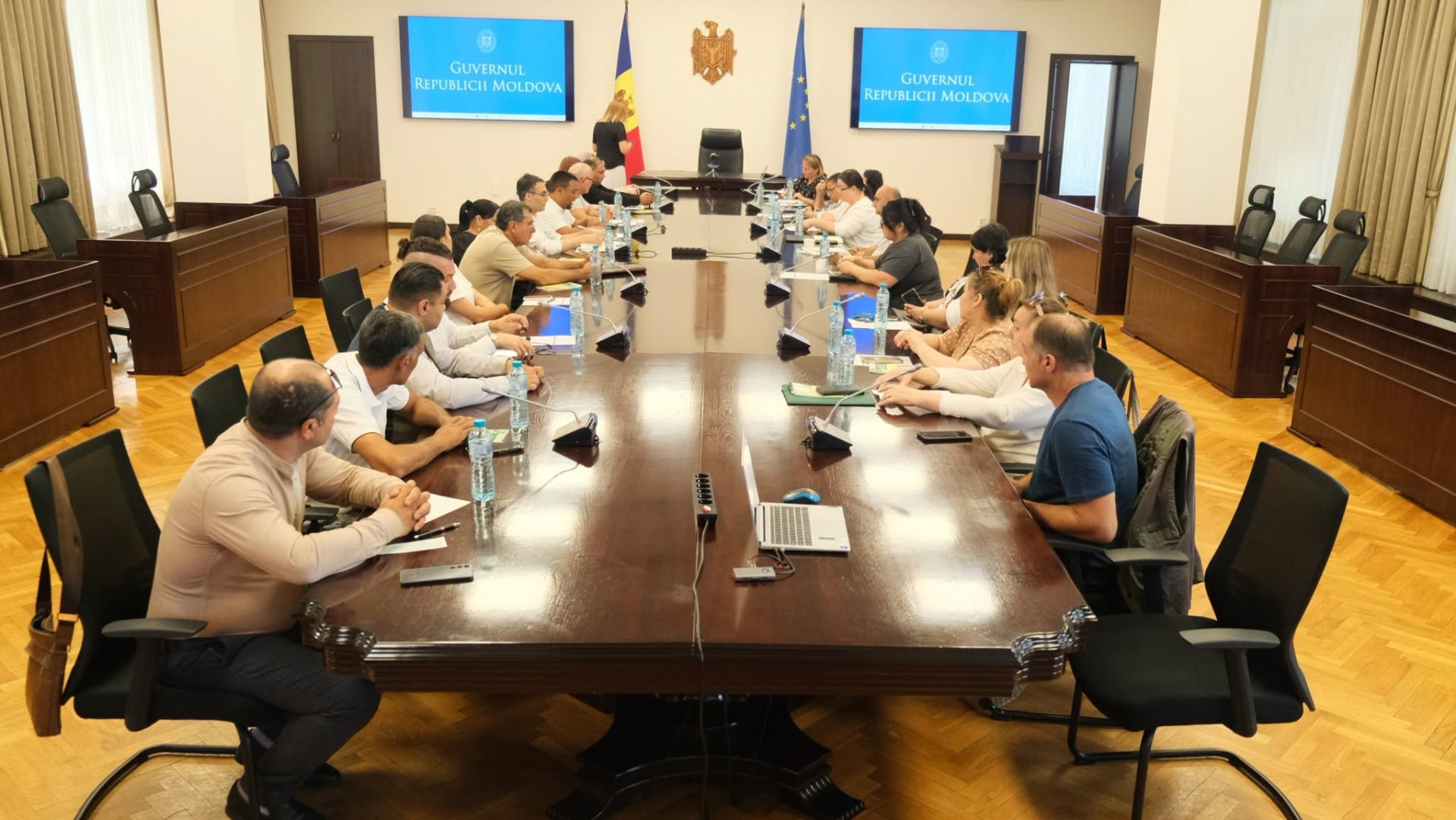 Mai mult sprijin pentru comunitățile rome: autoritățile discută măsuri pentru incluziune educațională și socială