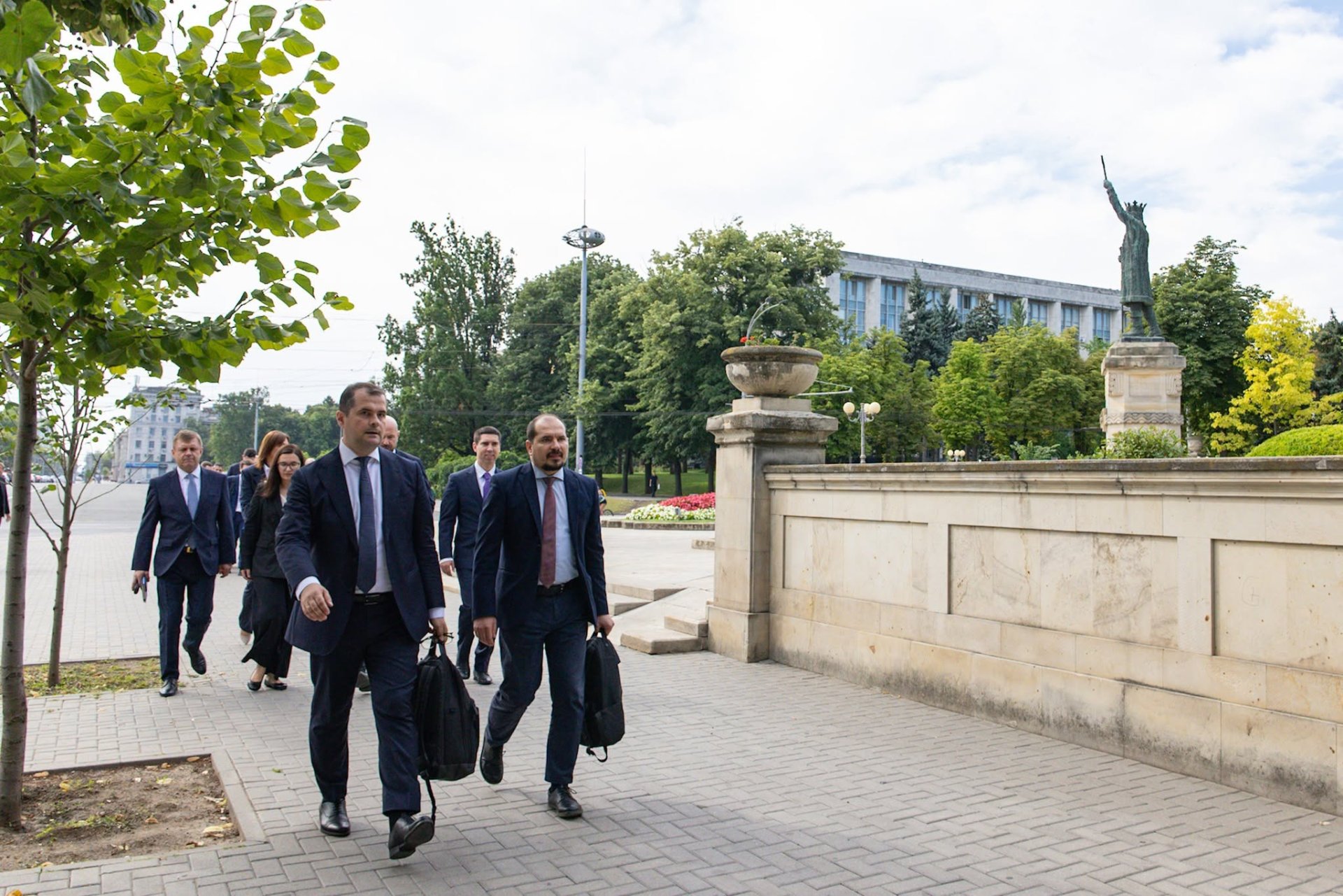 LIVE TEXT // Premierul desemnat, Vasile Tofan, împreună cu echipa guvernamentală, cere votul de încredere al Parlamentului