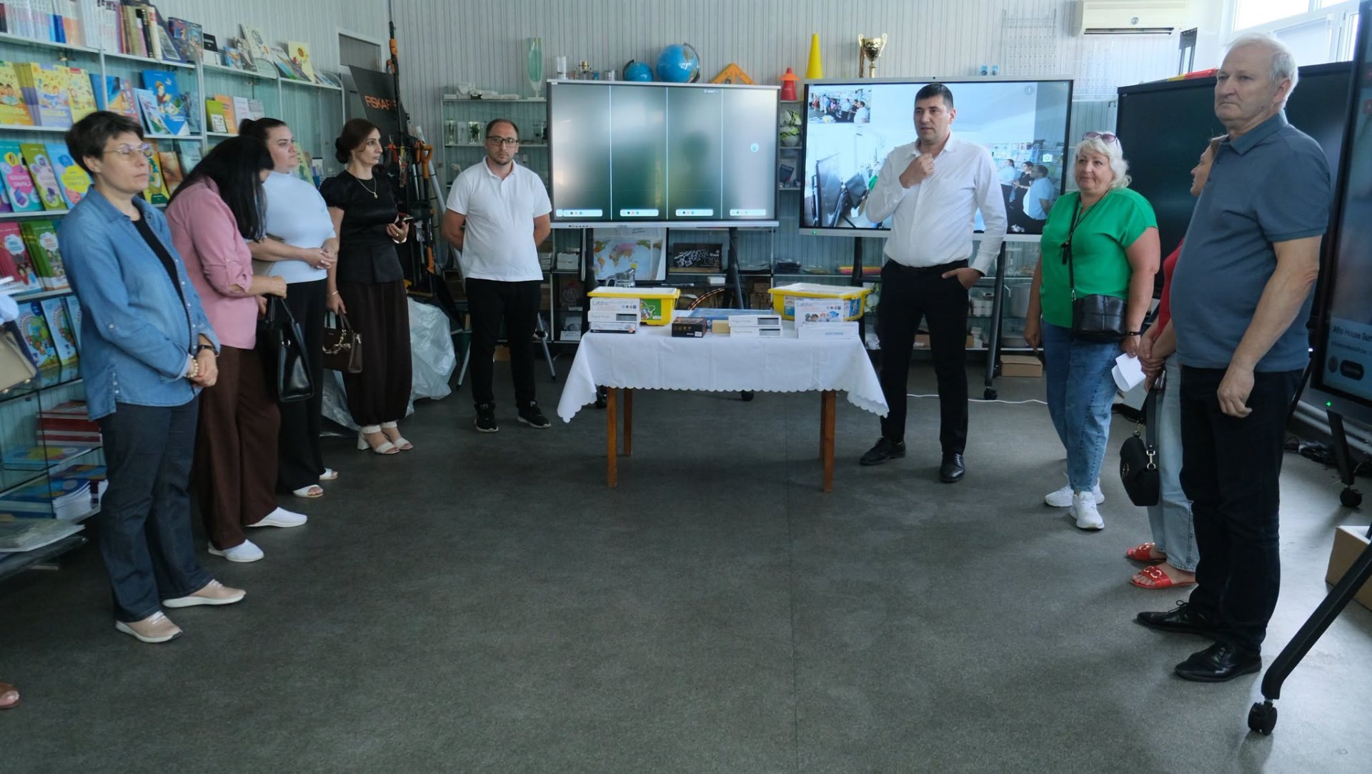 FOTO // Investiții de 4,8 milioane de lei în școli: peste 100 de instituții vor primi echipamente moderne