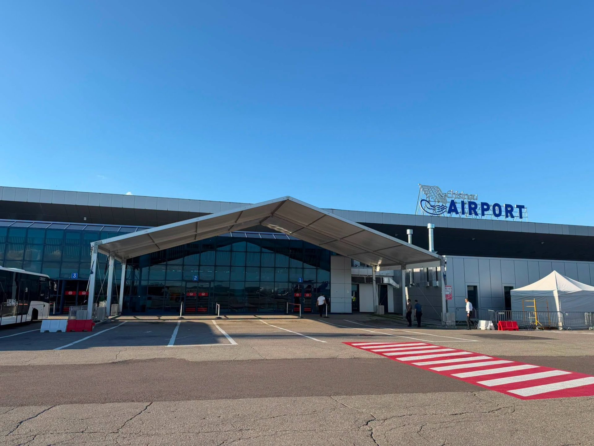 Aeroportul Chișinău amenajează o zonă temporară de pre-îmbarcare pentru a fluidiza traficul de pasageri