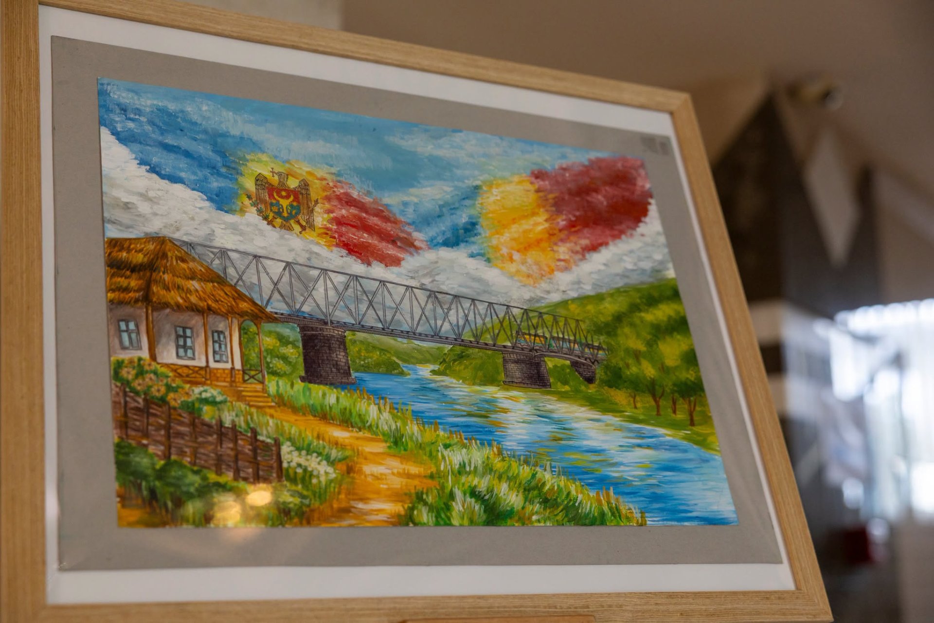 FOTO // Patrimoniul și tradițiile Moldovei, prin ochii elevilor Școlii de Arte Plastice din Ungheni. Peste 30 de picturi inspirate de plaiul natal, expuse la Parlament