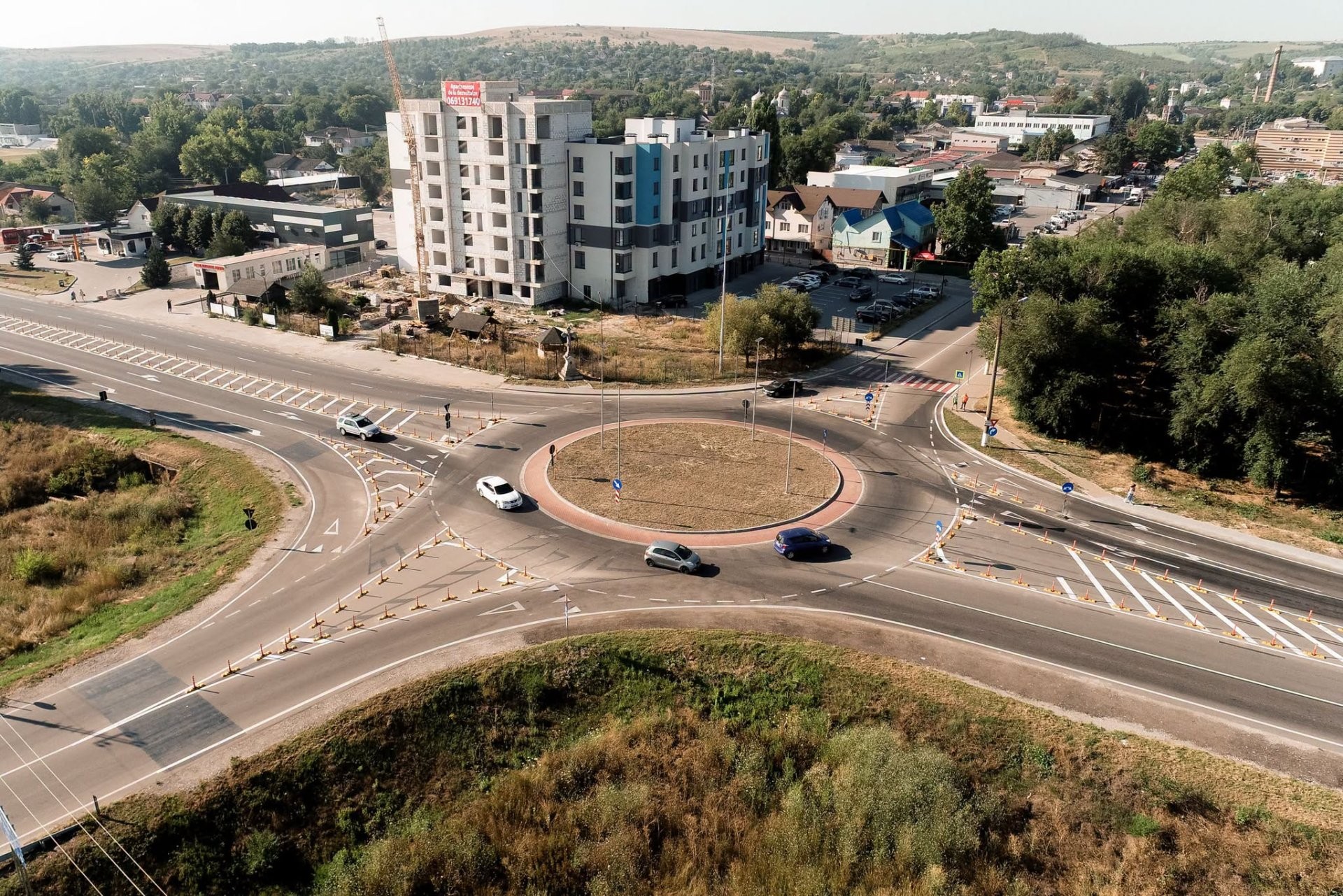 FOTO // O intersecție cu risc ridicat de accidente din Anenii Noi a fost reamenajată