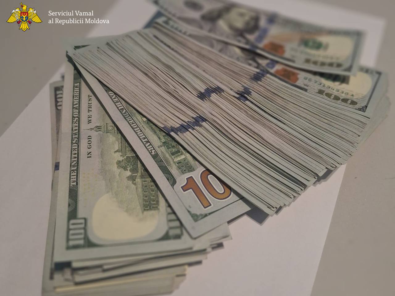 FOTO // O femeie din Israel și un bărbat din Azerbaidjan ar putea fi cercetați penal, după ce au încercat să scoată 50 000 USD prin aeroport