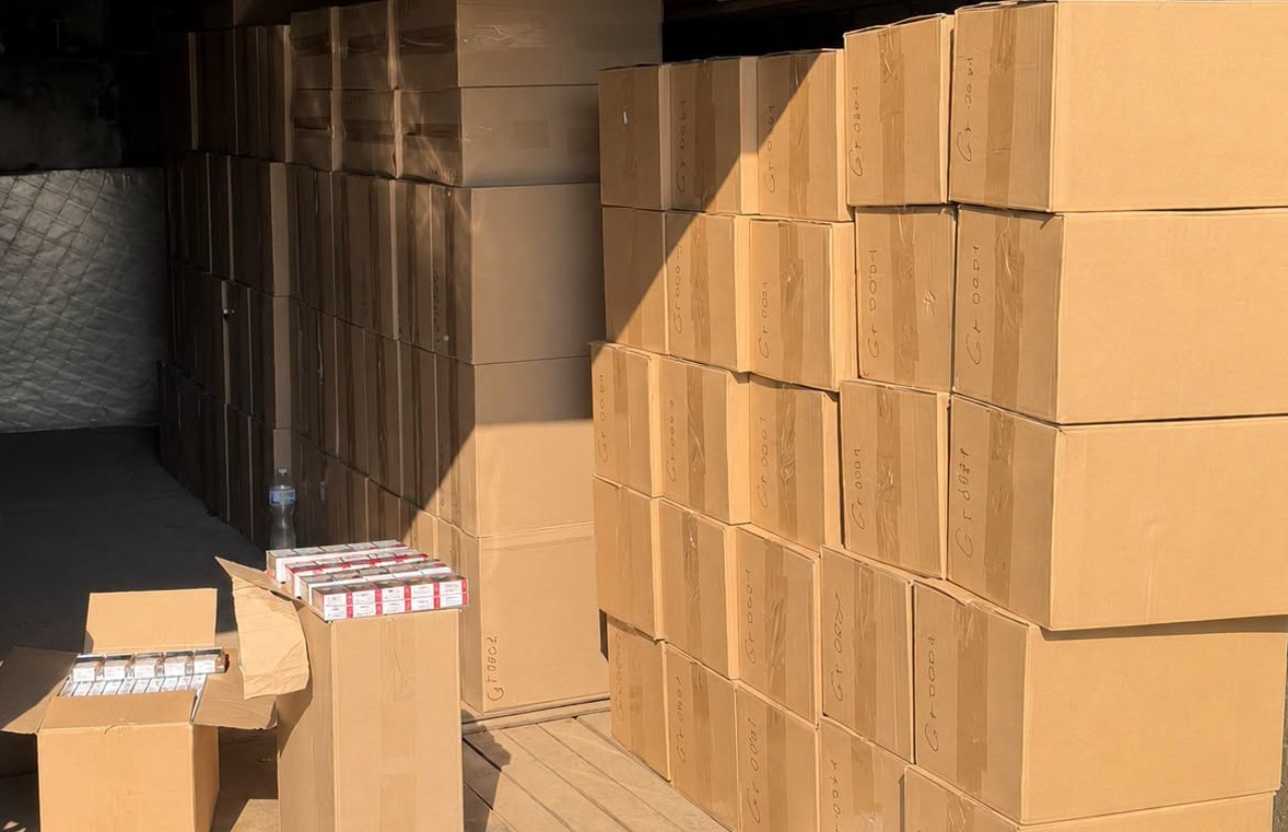 VIDEO // Circa un milion de țigarete, ridicate într-un dosar de contrabandă. Produsele urmau a fi scoase ilegal din țară