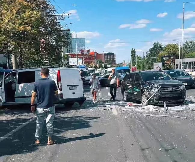Accident în lanț pe bulevardul Dacia din capitală. Două persoane au fost transportate la spital