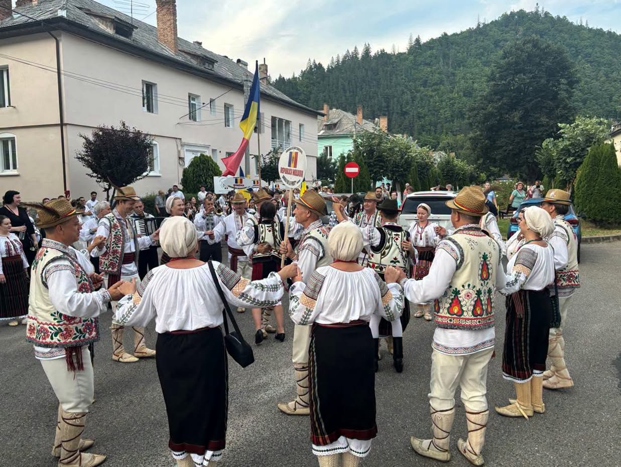 FOTO // „Hora de la Prut” a dus tradițiile din Ungheni la Festivalul Internațional de Folclor „Ceahlăul”