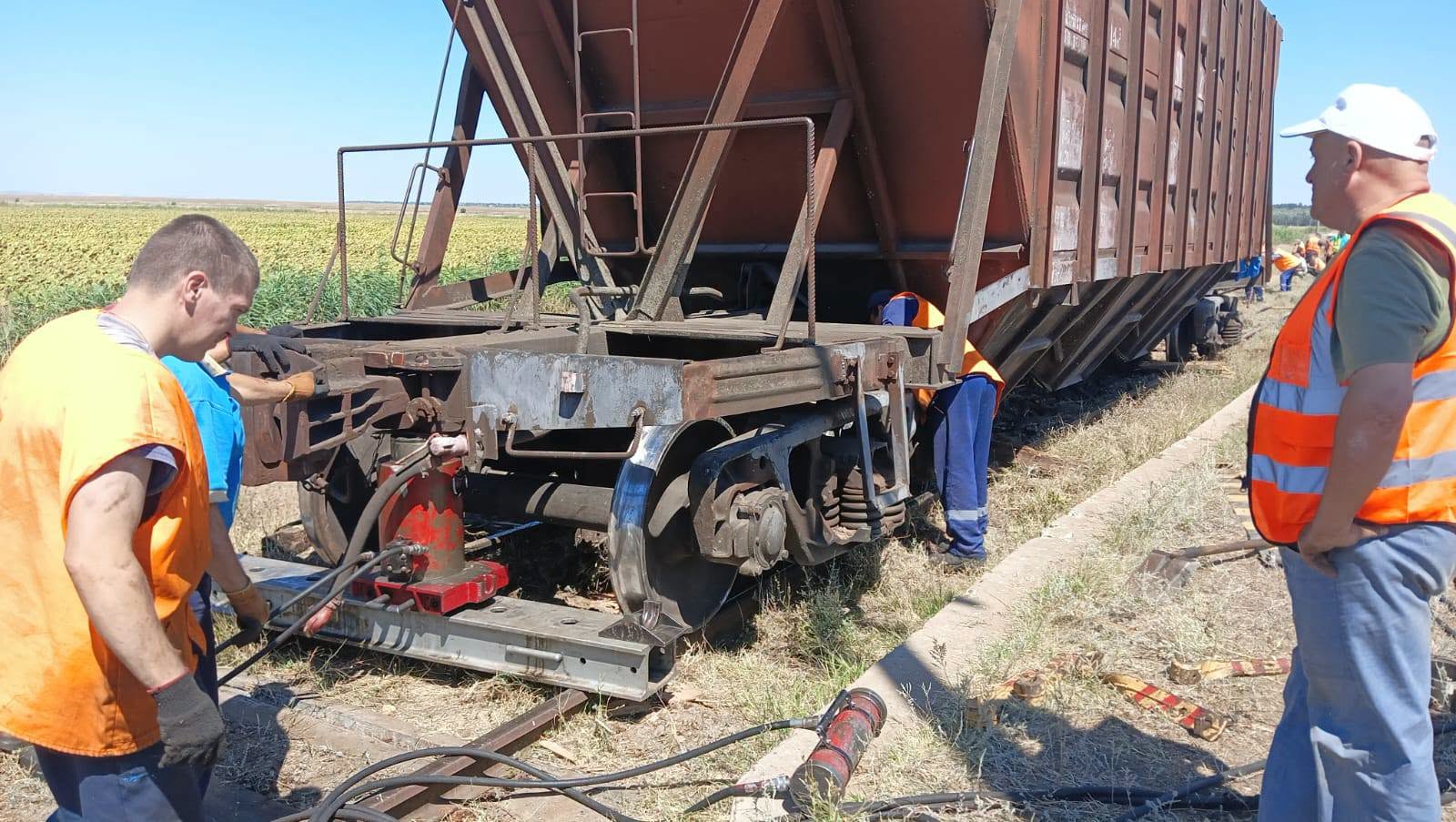 FOTO // Vagoanele deraiate în sudul țării au fost repuse pe șine: echipele CFM desfășoară lucrări pentru reluarea circulației