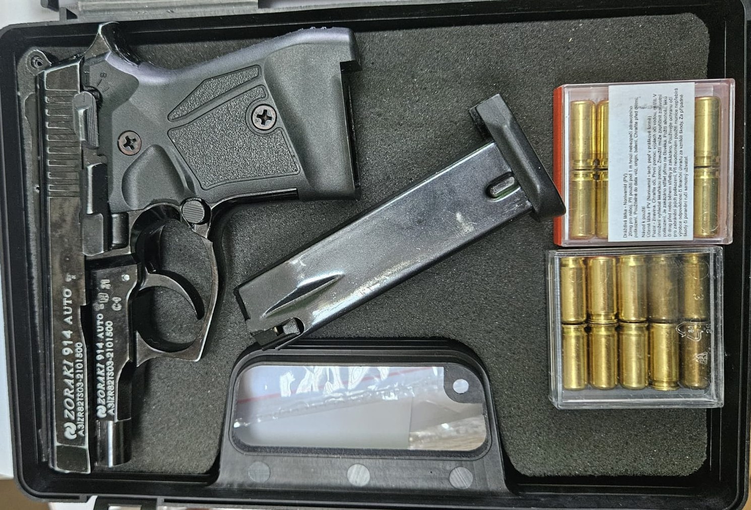 FOTO // Substanță de cannabis și un pistol cu gaz, depistate de funcționarii postului vamal Leușeni
