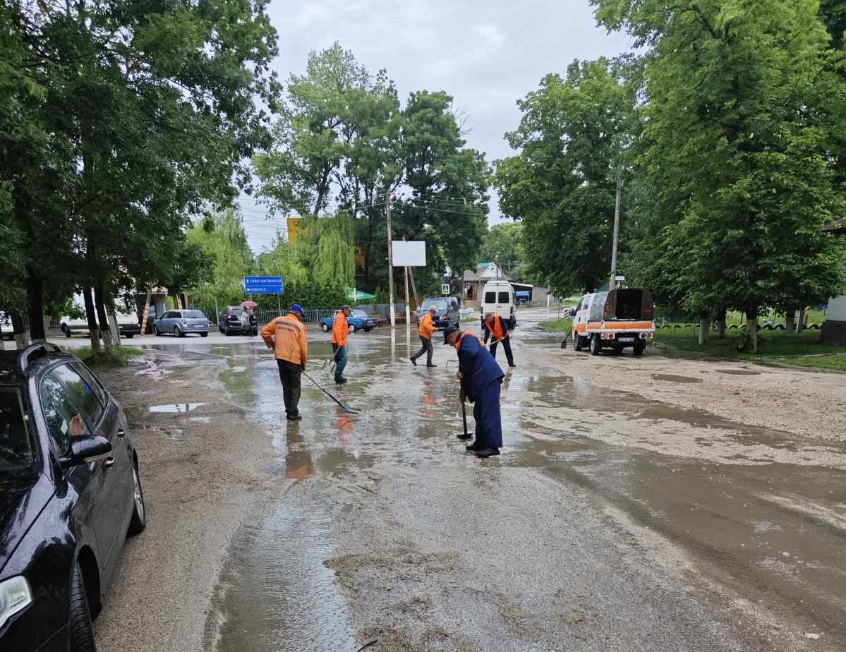 VIDEO // Drumarii intervin în mai multe raioane după ploile abundente