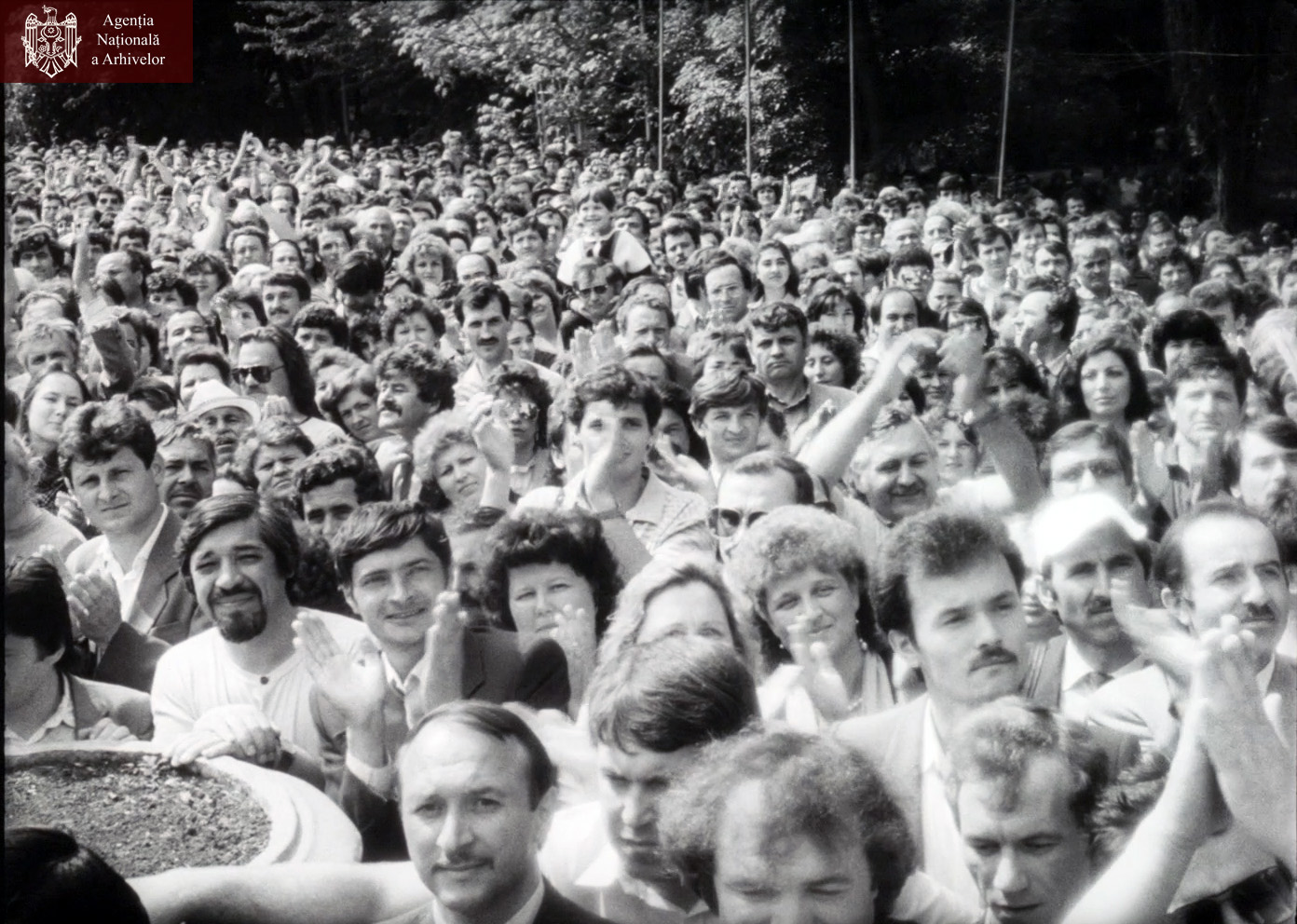 Cronica ARHIVELOR // Primele alegeri democratice: locuitorii R. Moldova surprinși în imagini de arhivă din 1990