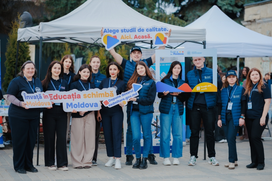 FOTO // Târguri educaționale la Edineț și Cahul în campania „Învață în Moldova”: tinerii au descoperit oportunitățile oferite de universitățile din țară