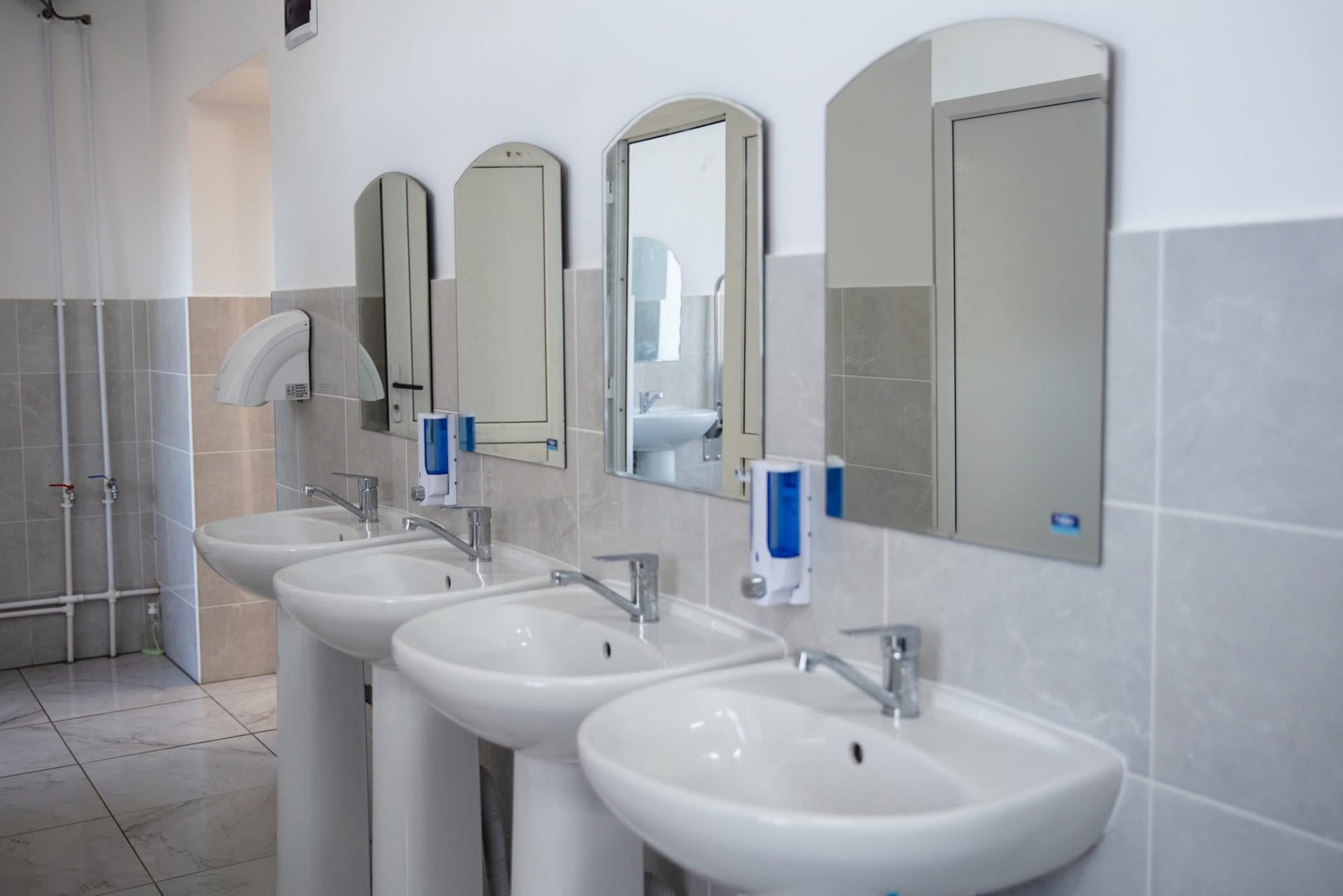 VIDEO // Condiții mai bune pentru elevii de la Liceul „Ion Luca Caragiale” din Orhei: blocurile sanitare din instituție au fost modernizate
