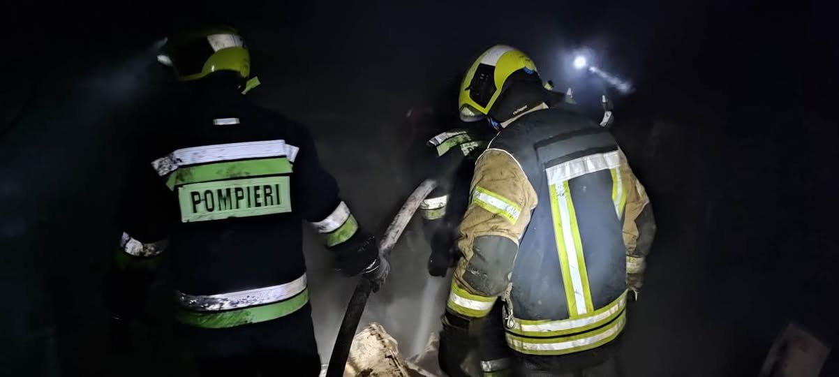 VIDEO // Patru ambulanțe și un microbuz, afectate de un incendiu izbucnit într-o parcare din capitală