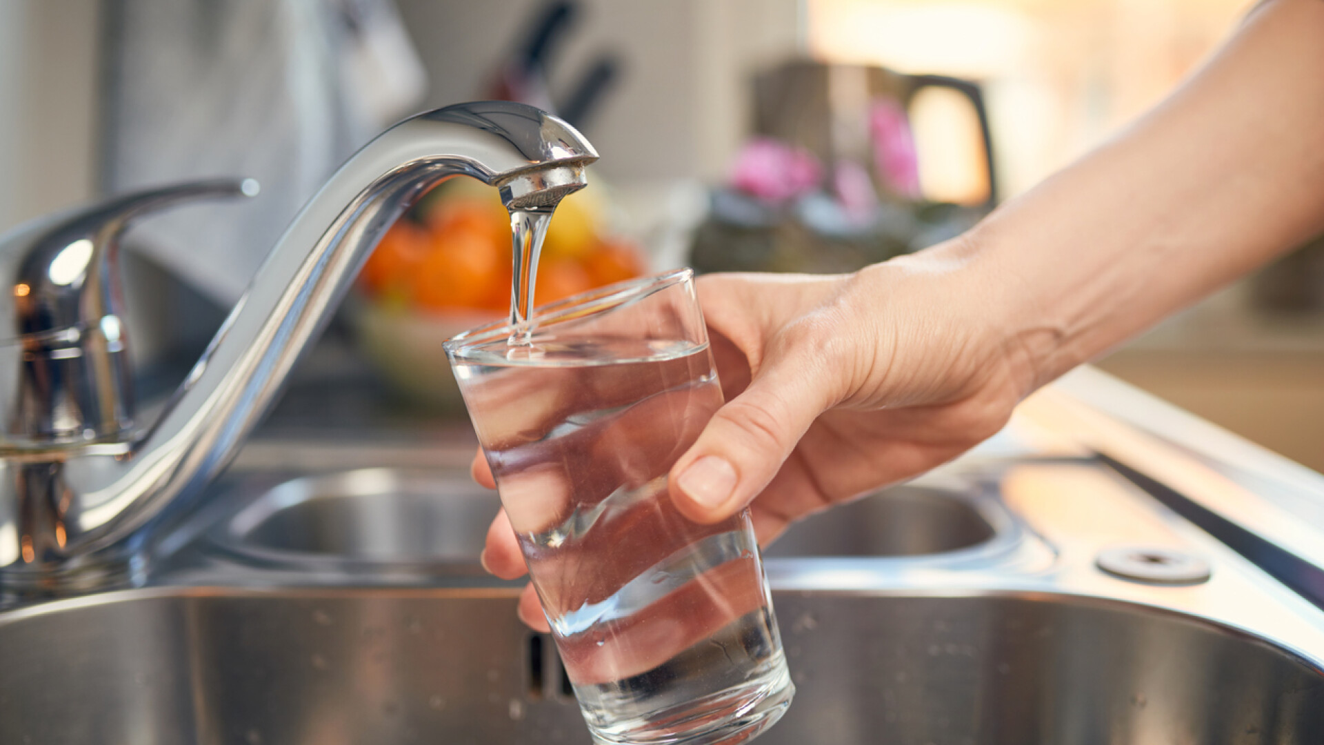 Locuitorii capitalei ar putea achita mai mult pentru serviciile de alimentare cu apă și canalizare: furnizorul a depus la ANRE cerere de majorare a tarifului