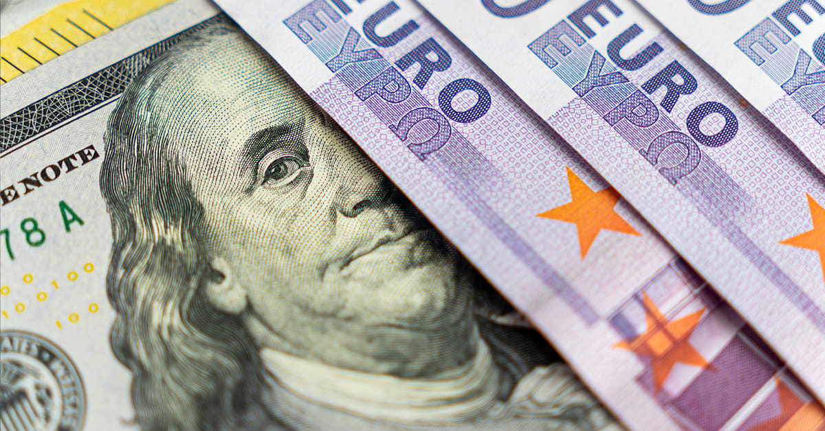 Euro și dolarul se ieftinesc ușor în ultima zi a lunii iunie
