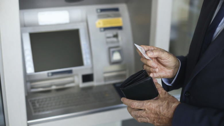 CNAS a finanțat pensiile și alocațiile sociale a beneficiarilor care dețin carduri bancare