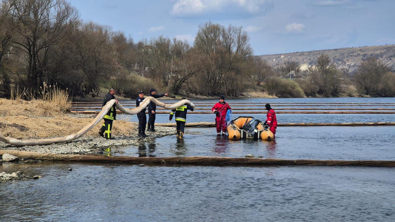 Un nou val de pete de produse petroliere, depistat pe râul Nistru. Autoritățile se convoacă într-o ședință de urgență